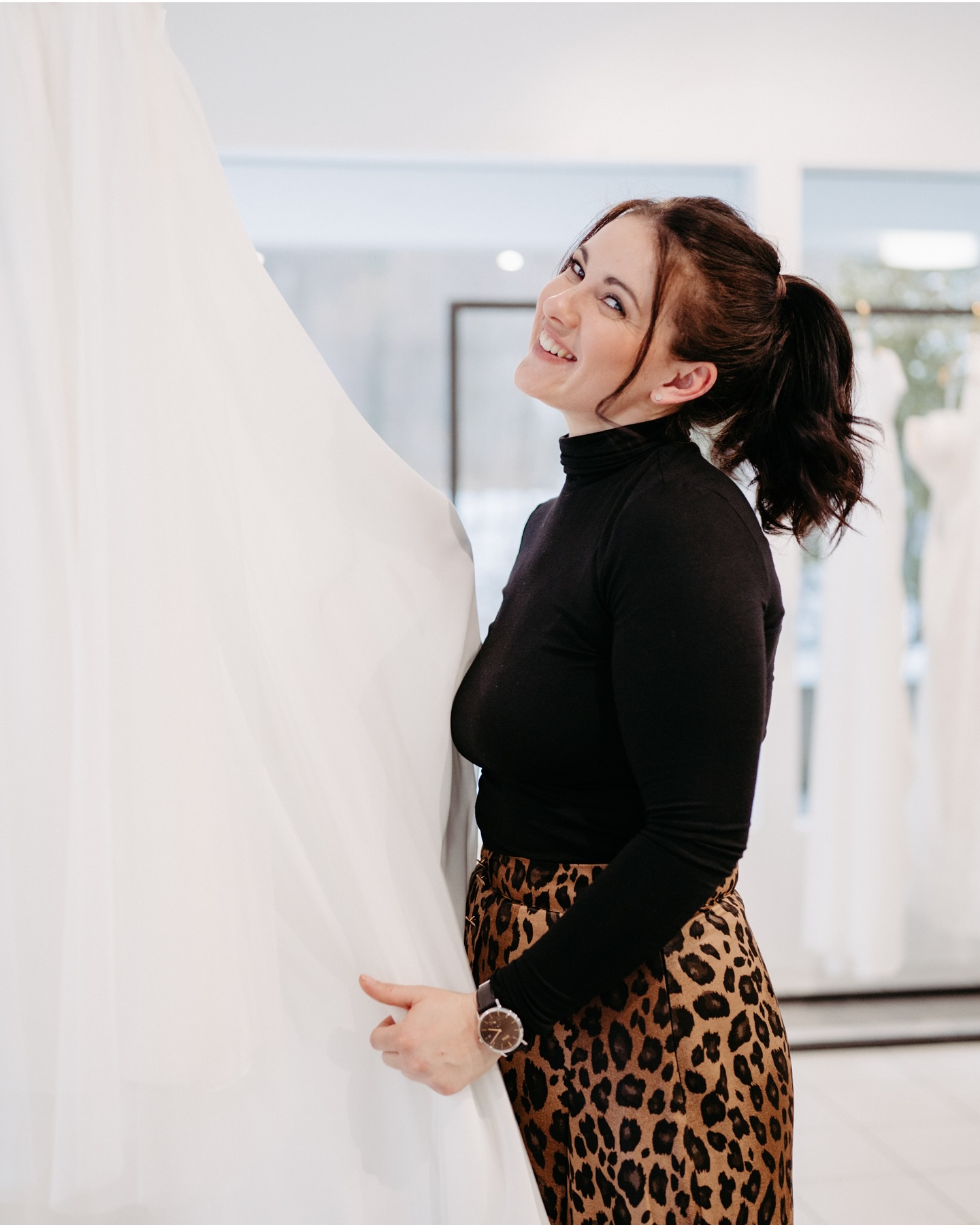 About Me 🩷
Hi, ich bin Anna-Lena, 30 Jahre jung, frischgebackene Mama einer kleinen Prinzessin 👶💖 und glücklich verheiratet – mein Mann und ich haben damals übrigens heimlich geheiratet 🤫✨.
Ich liebe alles, was mit Hochzeiten und Mode zu tun hat, und habe mir mit meinem eigenen Brautmodengeschäft einen Traum erfüllt. Nebenbei singe ich leidenschaftlich auf Hochzeiten als Hochzeitssängerin – Musik gehört für mich einfach dazu. 🎶
In meiner Freizeit bin ich am liebsten mit meiner Familie draußen unterwegs, genieße die kleinen Dinge des Lebens, liebe gutes Essen (vor allem Süßes 🍫🍰) und versuche jeden Moment auszukosten.
Ich freue mich auf alles was noch kommt und vor allem auf ganz vielen Brautmoment Brides 🫶
#brautmode #vorarlberg #feldkirch #weddingdress #hochzeitskleider #lovemyjob