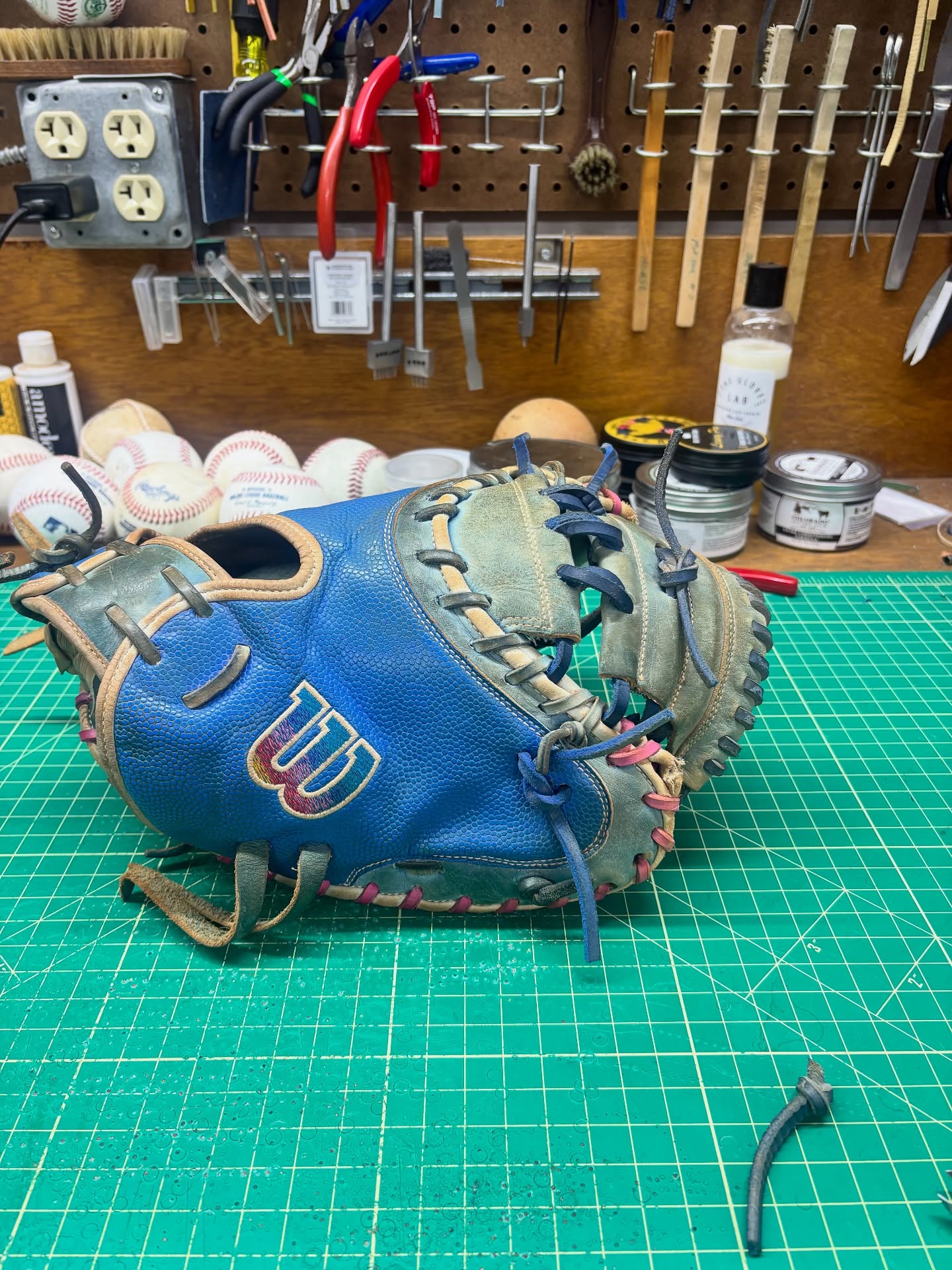 This glove came in last week for a quick repair, this time it gets the works. Clean, condition, relace and palm pad.
#relacedontreplace #relacednotreplaced #flatbillbaseball #buyfastpitchgloves #ballplayersbalm #makingyourglovegreatagain #coloradoleatherbalm #staygrassy