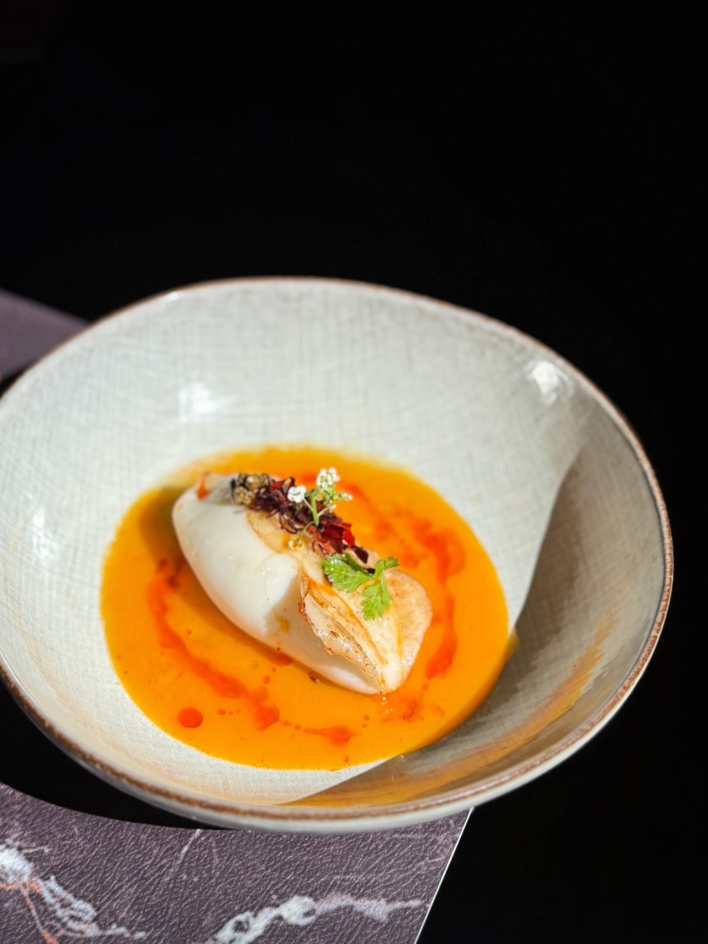 【 Mets Raffinés de la Terre et de la Mer】
🦑 Ce plat met en valeur le calmar farci, garni de 🍄 pleurotes du roi croquants et de 🦐 crevettes savoureuses, pour une texture riche et raffinée.
Il est accompagné d’un jus de 🌶️ poivron jaune fermenté, subtilement acidulé et épicé, relevé de 🌶️ piment séché et de 🧡 poivre du Sichuan, offrant une chaleur aromatique persistante.
🍂 En automne, une consommation modérée de piment stimule la circulation sanguine, aide à dissiper le froid ❄️ et réveille l’appétit 😋, apportant énergie ⚡ et réconfort au corps.
✨ Une création saisonnière qui allie finesse culinaire 🍴 et bienfaits pour la santé 🌿
Reservation: www.bistrowu.com
#gastronomiechinoise #CuisineDeSaison #SaveursDAutomne
#CalmarFarci #CréationCulinaire #InspirationGastronomique
#PlatsDeChef #ÉpicéAvecAmour #FineDining
#BienÊtreEtSaveur #CuisineSanté #artdelatable #aix #aixenprovence #aixenpce #aixmaville #aixenprovencetourism #aixenprovencesortie