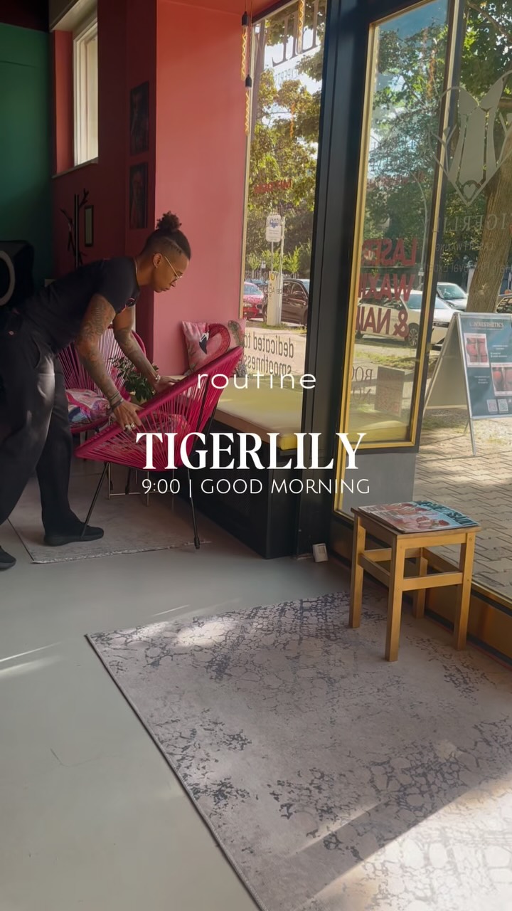 ✨ Morning Vibes im Studio ✨
Der Tag startet bei mir nicht erst mit dem ersten Kunden – sondern schon viel früher.
🧹 Saugen,
📦 alles auffüllen,
☕ und dann einen Kaffee genießen, während ich auf den ersten Termin warte.
Diese kleine Routine gibt mir Ruhe & Power, um euch mit voller Energie zu empfangen. 💖
👉 Wie startet ihr in euren Tag – Team Kaffee oder Tee?
Schreibt es mir in die Kommentare 🥰