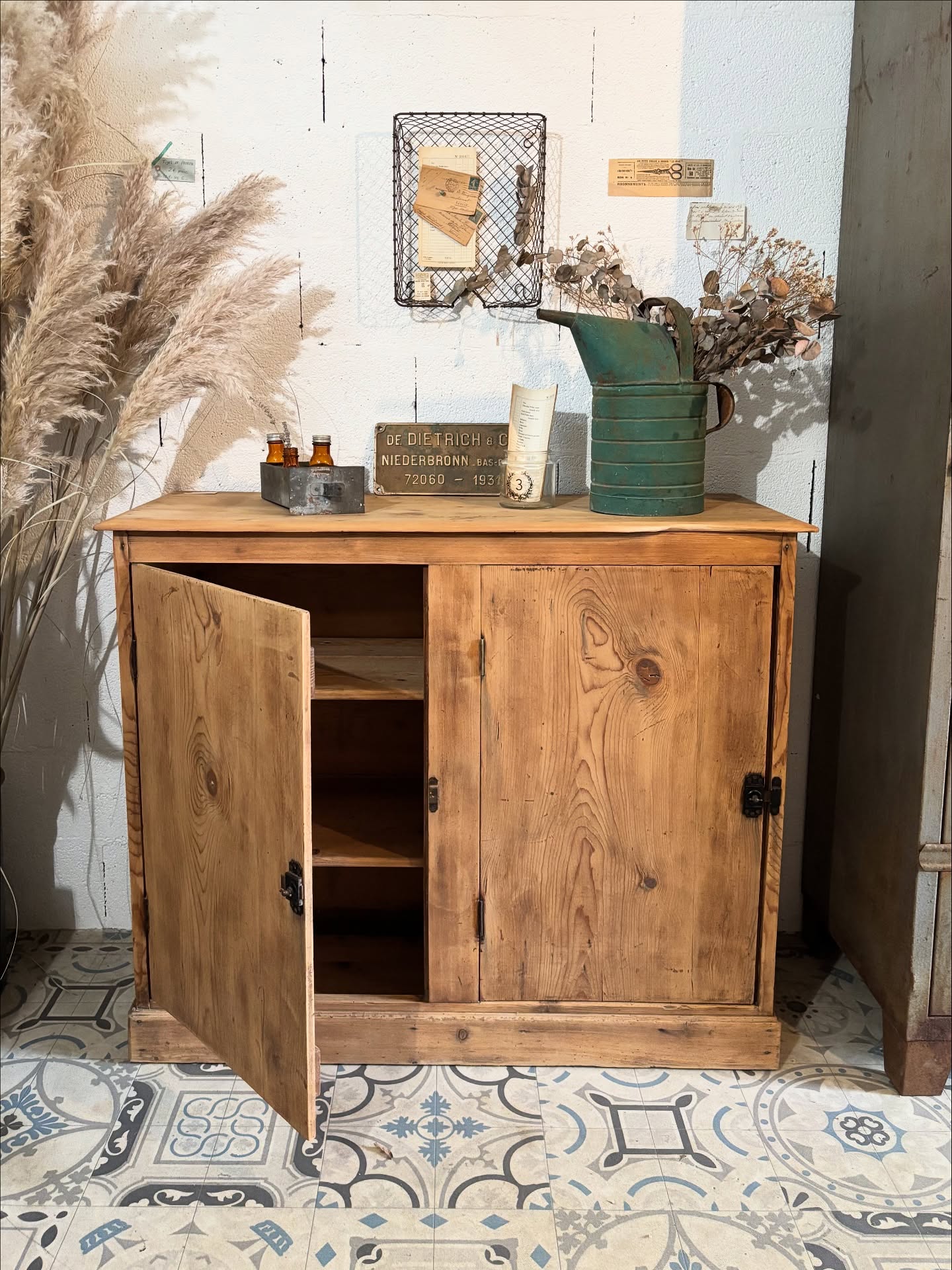 Buffet en sapin
Double portes avec verrou d’origine
À l’allure de mini vestiaire, à la fois original tout en bois et intemporel
Dimensions : L 112 x P 44 x Ht 93 cm
À retrouver en boutique aux @pucesducanal et sur notre e-shop (lien en bio) 🏷️
Brocante - retour de Chine - buffet ancien - brocante en ligne - décoration