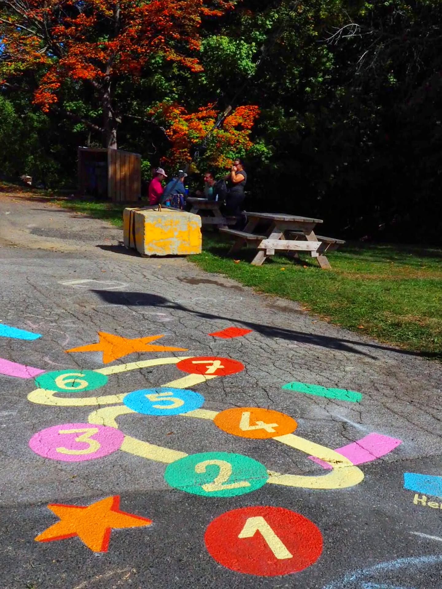 🤹♀️ Fresque ludique pour le festival CHAPÖ 🎩
Merci à l'équipe très chaleureuse du @festival.chapo et aux visiteurs venus nombreux pour leur accueil et la bonne humeur ✨️
J'aime cette ambiance d'amuseurs de rue et la proximité qui se crée rapidement. Continuez à soutenir l'art du rue et à venir les rencontrer 🪄