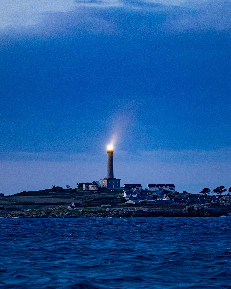 🌊 La dernière Manche, celle de tous les dangers ⚠️
💪 Retour en Manche gagnant pour @alex.loison qui au fil de la remontée de la mer d’Iroise a réussi a récupéré la première position. La longue procession le long de la côte nord de la Bretagne à quelques encablures de l’île de Batz et de la Baie de Morlaix, commence dans un flux de nord est, d’une quinzaine de nœuds dans les rafales. Cette dernière journée en mer sonne la fin de cette longue étape de près et le dénouement de ce feuilleton. Alexis Loison sur Groupe REEL semble sur la bonne voie pour aller s’imposer à Saint-Vaast-la-Hougue. C’est désormais sur une file indienne de près de 40 milles de long que les 31 concurrents abordent ce dernier sprint.
👀 Mais nous le savons, La Solitaire du Figaro Paprec peut réserver des surprises aux marins jusqu’aux derniers milles !
📸 Thomas Campion
#LaSolitaire