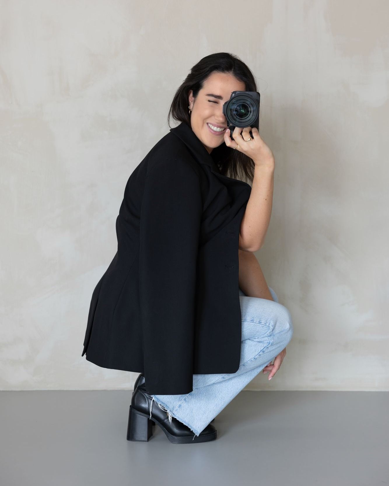 Season's changing and so should your socials! π
Met de overgang van zomer naar herfst is het ook tijd om jouw online visitekaartje een update te geven. Heb je een nieuwe menukaart, collectie of behandeling? Zet het in de schijnwerpers!
Door in te spelen op de actualiteit laat je niet alleen zien dat je met de seizoenen meegaat, maar ook dat je inspeelt op de behoeften van je volgers. Zo blijf je zichtbaar, relevant en inspirerend.
Met een social media shoot zorgen we samen voor beelden die helpen om jouw merk sterk neer te zetten.
ππΌπΌπΈ ππΌππΏ π°πΌπ»ππ²π»π ππ΅πΌπΌπ: ga voorbereid Q4 in en reserveer een plekje.
πΈ: @maudvanmulekom