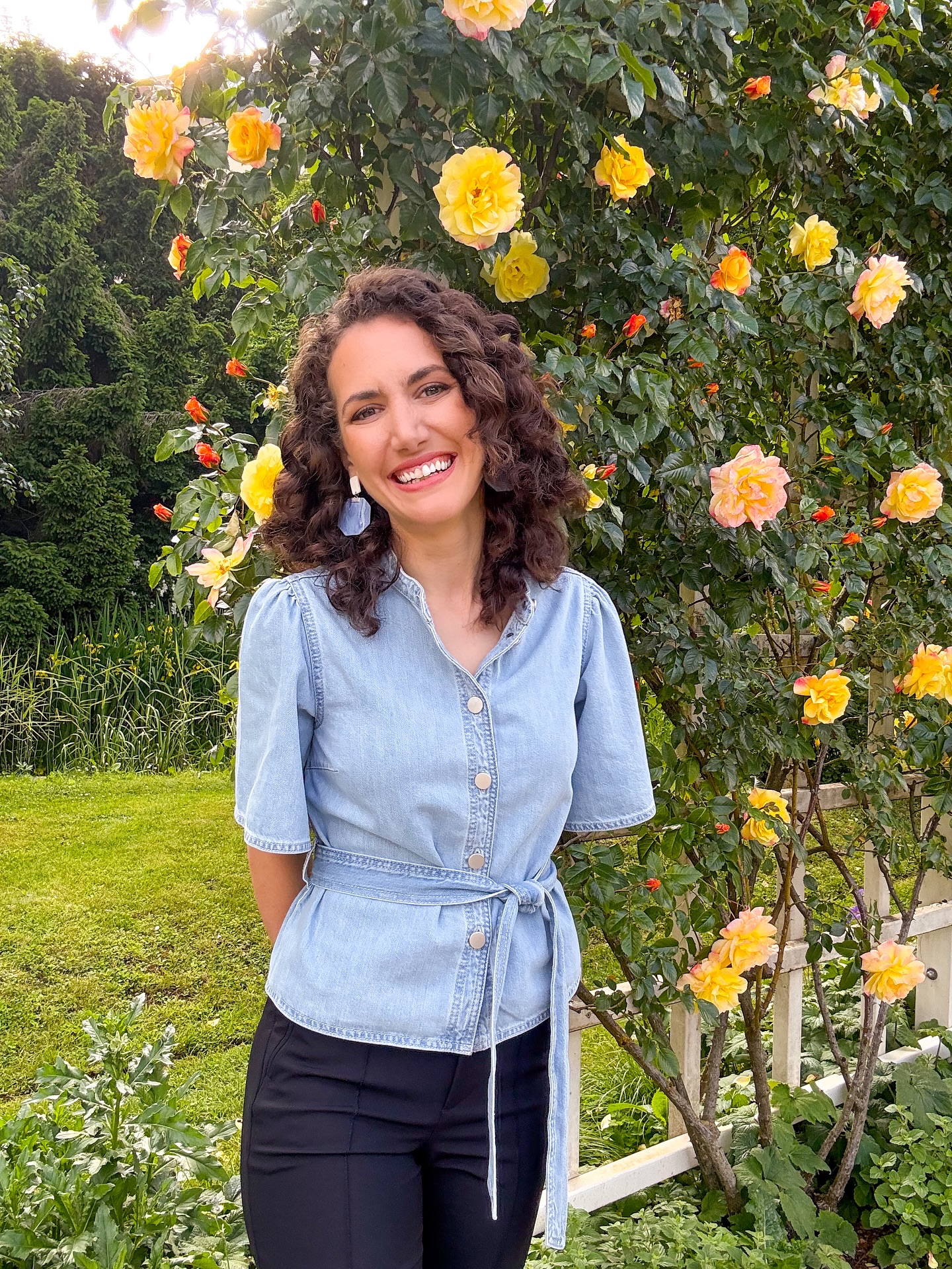 R o s a r i u m B a d e n 📍Wer hier alle Rosen zählen möchte, braucht lange. Und auch Bäume umarmen ist eine Herausforderung 👉 Das ist der dritte Kandidat des @orfniederoesterreich für „9 Plätze - 9 Schätze“. 😍
.
.
.
.
.
#9plätze9schätze #orfnoe #orf2 #soschönistniederösterreich #behindthescenes #lovemyjob #rosariumbaden #badenbeiwien #rosengarten