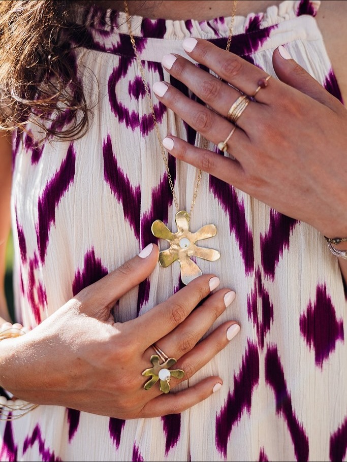 🪷Et si l’on arrêtait de courir après le temps ?
Le temps passe toujours trop vite… Les jours s’enchaînent, les semaines s’envolent, les saisons défilent, et l’on oublie parfois de s’arrêter pour respirer et savourer le présent. 🌸
Créer mes bijoux est pour moi une façon de ralentir, de mettre de la beauté et du sens dans l’instant.
Avec les Fleurs de Matisse de ma collection Flowers, j’ai eu envie de capter cette légèreté éphémère, comme une pause colorée au milieu du tumulte, une bulle qui nous rappelle de respirer, de sourire et de profiter pleinement de ce qui est là, maintenant. ✨
Je te souhaite de profiter des doux moments. ⛅️
Toi non plus tu n’as pas vu la fin de l’été arriver? 🤗
Photo 📸: la talentueuse Émilie @emiliemaphoto
Modèle 👸: la magnifique Marine @marinebories
Superbe Lieu: Ô petit Bonheur @opetitbonheur64
Bijoux bronze, bijoux or laminé et pierres naturelles. Bijoux bronze recyclé.
#artisanatfrançais#faitmaiinavecamour#créatricebijoux#bijouxpierresnaturelles#bijouxmadeinfrance#bijouxdurables#cadeauxmariage#prendresoindemoi#ressentir#mamanactive#jaimelanature#momentpoursoi#cadeaufemme#villedepau#biendanssapeau#mafamille#emotive#developpementpersonnel#oceanvibes