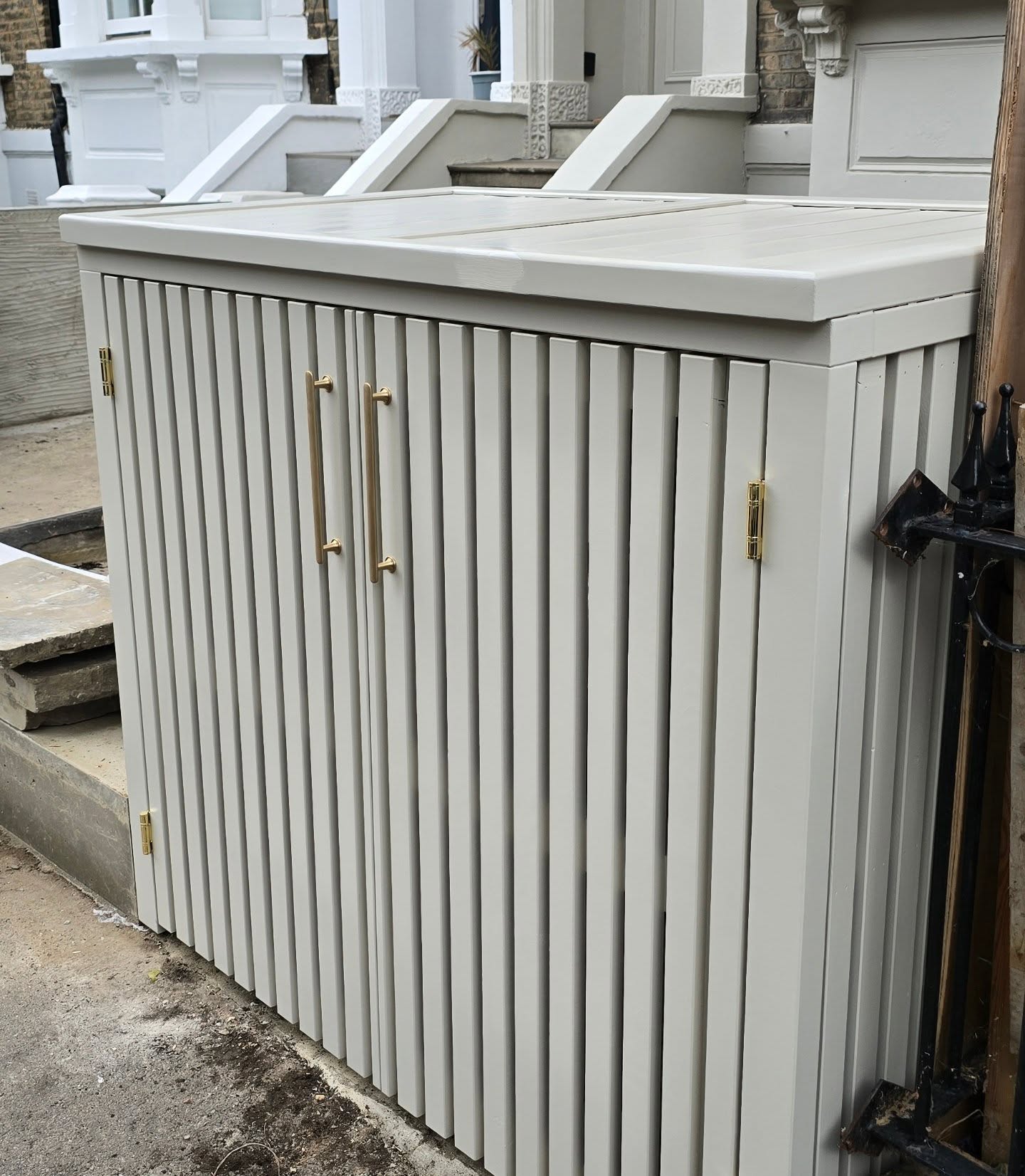 Double vertical slatted bin store in mylands grays inn. With brass hinges and handles what more could you want from your bin store.
#wheeliebinstore
#binstore
#dustbin
#wheeliebinstore
#binstorage
#wooden
#handmade
#london
#garden
#frontgarden