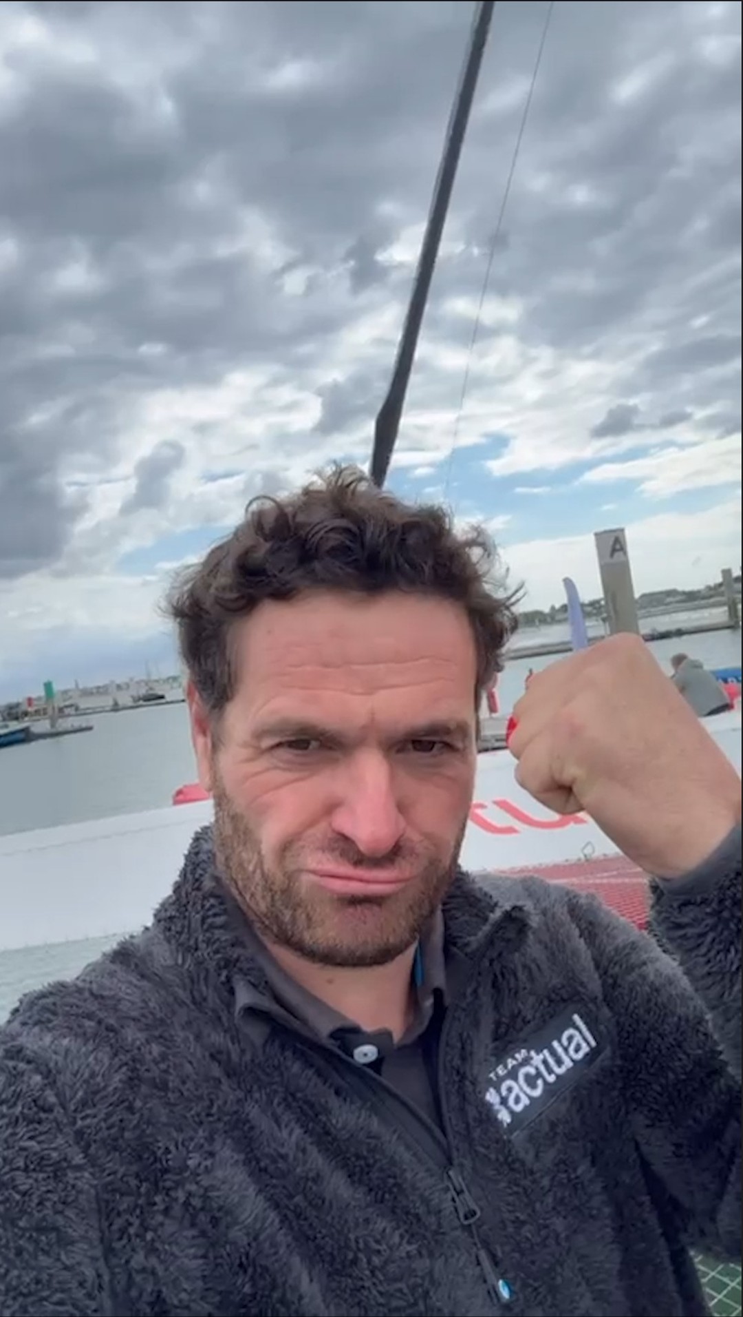 Petit message des anciens camarades de promos (et quelques anciens vainqueurs) pour le leader actuel du classement général 🥇
Et vous ? Vous avez un message pour l'un des skippers ?
#LaSolitaire
