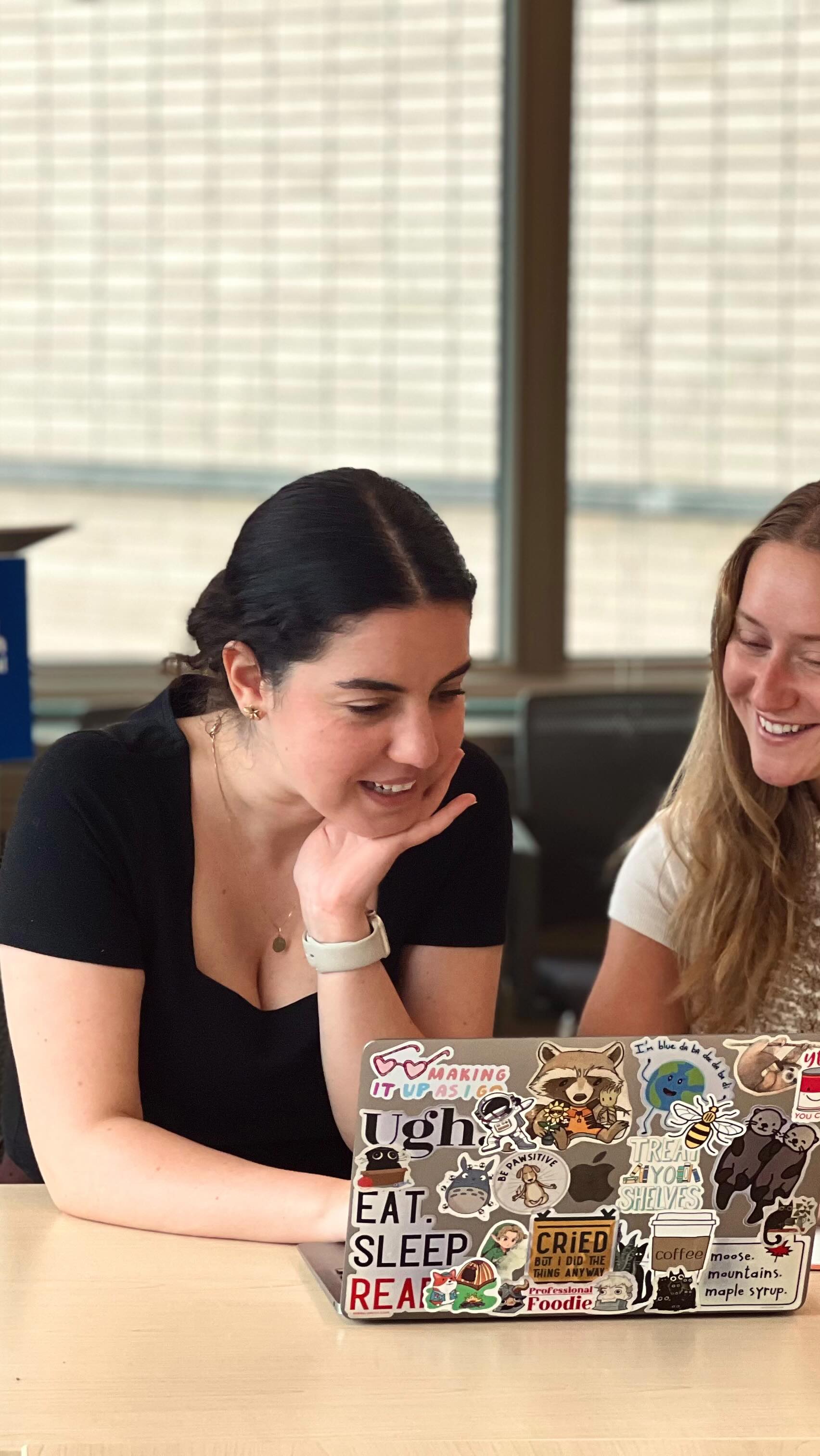 Nouvelle étape franchie pour notre projet : une première journée de formation à l’animation de groupes de codéveloppement professionnel (GCP) ✅
Dans le cadre de notre projet subventionné par le Conseil de recherches en sciences humaines du Canada (CRSH) visant spécifiquement à soutenir la persévérance académique aux cycles supérieurs grâce aux groupes de codéveloppement professionnel (GCP), nous avons enfin amorcé une étape importante !
Le 19 août 2025, une première formation d’une journée complète a été offerte à 8 étudiantes afin de les préparer à animer des GCP, dans leur milieu universitaire. Animée par Maxime Paquet (Ph. D., psychologue et professeur agrégé) et coordonnée par Nesrine Fazez et Laurianne Rioux, cette journée riche en apprentissages et en échanges, a permis aux futures personnes animatrices de consolider leurs compétences en animation de GCP, tout en s’appropriant les fondements de la méthode. 🤩✨