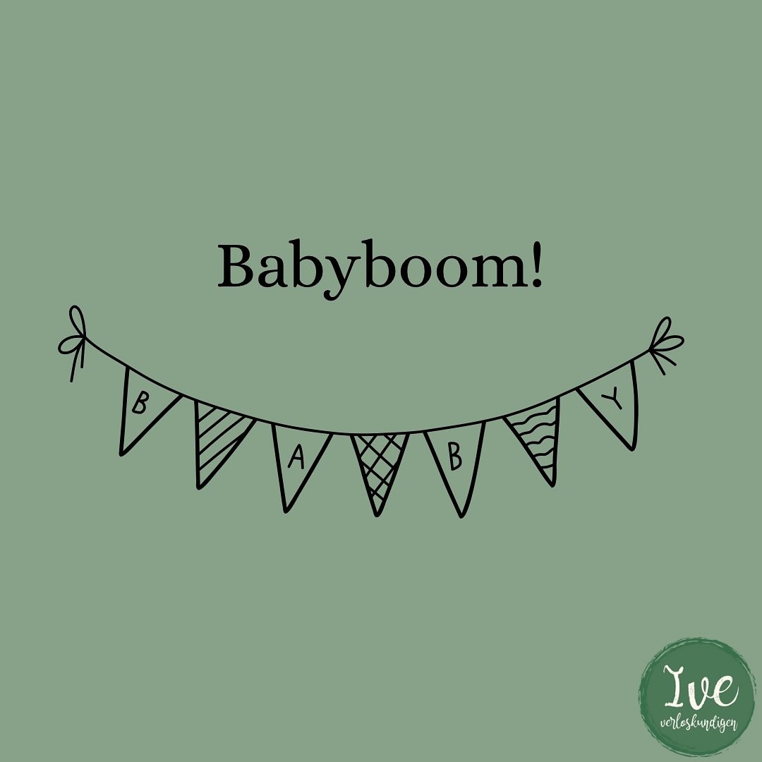 Hij zat eraan te komen, ook bij ons stond de babyboom voor de deur 😉. Al vele kinderen hebben we afgelopen week geboren zien worden, zowel thuis als in het ziekenhuis.
Om iets over 5 uur ging de telefoon. Weeën! Maar wel een tikkie te vroeg met 36 weken. De vorige 2 keer ging het ook snel, dus nu hadden we niet anders verwacht. Elora en ik snelde ons naar het gezin, maar werden onderweg al gebeld dat ze persdrang had. Het ziekenhuis zouden we dus niet gaan halen en met een kraamverzorgster die het ook niet zou redden op tijd te komen en een kindje wat toch wat te vroeg was besloten we de ambulance ter ondersteuning te vragen. Toch even wat extra handen. 2 min na onze aankomst kwam de ambulance ook aan en 10 min na aankomst lag er een blakend kindje bij mama. Bevallen op de bank (die geheel schoon is gebleven).
Een half uur later belde mama nr.2. Gebroken vliezen en weeën. Ook hier had het 1e kindje haast gehad, dus ik verwachte opnieuw een vlotte bevalling. Ik stond nog vast dus Kyra gebeld en zij is direct gegaan.
Toen we vertrokken met mama nr.1 naar het ziekenhuis (vanwege bloedsuiker controles voor de baby) belde Kyra, dame nr.2 had 5 cm en ook zij vertrokken naar het @groene_hart_ziekenhuis
We kwamen precies tegelijk aan en waar Kyra met een rolstoel naar binnen rende, liep ik met een maxi cosy met baby over hetzelfde parkeerterrein. ‘Ik zie je zo!’ riep ik nog😂. Een heel grappig moment eigenlijk, want de kersverse ouders zagen het ook gebeuren.
Eenmaal binnen heb ik mama en papa met de kleine overgedragen aan de kinderarts en verpleegkundige, daarna naar de kamer er tegenover.
Bij deze ouders had ik de 1e bevalling ook begeleid, extra leuk dus. Ze had volledige ontsluiting. Kyra droeg over en ging de trotse ouders van het 1e kindje feliciteren. Terwijl ze daar was, werd bij ons baby 2 geboren. Ook dit meisje deed het geweldig.
2 baby’s die bijna tegelijk zo veel haast hadden, hadden we nog niet eerder meegemaakt! We reden daarna onze kraamvisites en genieten na van deze bijzondere dag❤️
#verloskunde #verloskundigen #verloskundigenpraktijk #verloskundigewaddinxveen #verloskundigezevenhuizen #verloskundigeboskoop #bevalling #bevallen