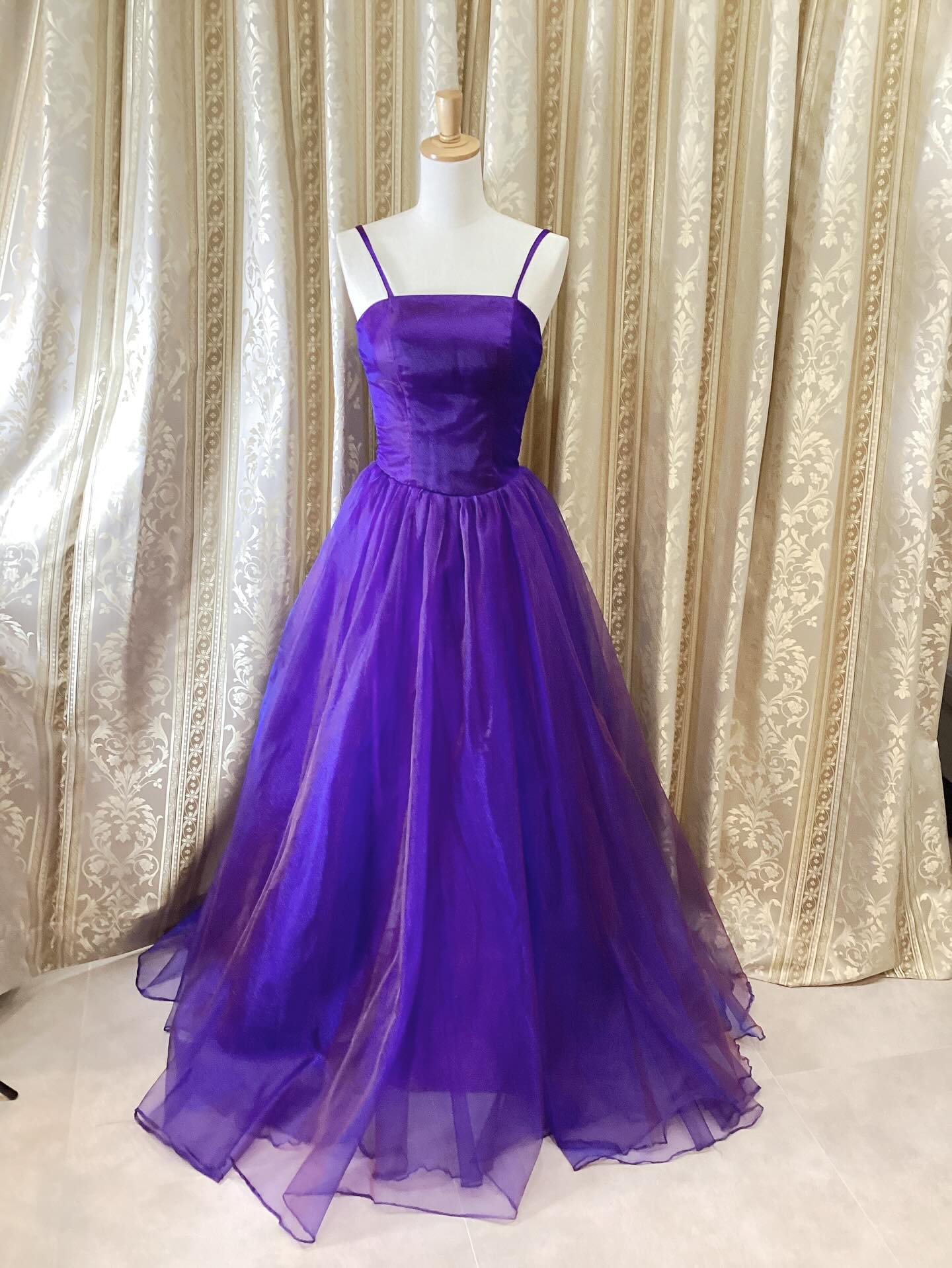 NEWレンタルドレス /
HP未掲載分のご紹介です。
シンプルオーガンジー✨
濃いめのパープルカラーで目をひく1着です。
これかの季節にピッタリなドレス👗
7号サイズですが、後ろサイズ幅効きます。
肩紐付き
背中編み上げ紐、背中ゴムあり仕様
レンタル価格12,000円(+税)
(3泊4日| クリーニング基本プラン込)
1ワイヤーパニエ→無料レンタル
3ワイヤーパニエ→500円+tax
学生証のご提示でレンタルドレス10%off
(学割対象外: キッズ&ジュニアドレス、小物レンタル、販売品)
……………………………………………………
◉当サロンのベースはレンタルドレス営業
となりますため【完全予約制】です。
販売品のご購入やご試着も【事前に来店予約】
が必要となりますので予めご了承下さいませ。
◉とくに【土曜日】は早いうちから
ご予約枠が埋まる事が多くなっております。
ご予約はお日にちに余裕を持って、
早めにご連絡頂きますようお願い申し上げます。
▶︎ご予約
【HPご予約フォーム】が大変便利です(24時間受付)
※ LINEやTELからのご予約も可能ですが、
営業時間内のみの対応となります。
Line→ @dress_etoile
電話 → 06-6210-6764
▶︎ちょっとドレスを見たい
事前にご来店予約が必要です。
他のお客様がご試着中、ご来店中は入店をお断り
させて頂いておりますので、予めご了承くださいませ。
▶︎不定期開催のセールについて
不定期でプライベートセールを開催(予約制)
LINEともだちの方へ優先にご案内した後、
SNSや HPで配信しておりますので、
予めご了承ください。
▶︎レンタルドレスのラインナップ
HPに掲載しておりますが、
新商品は掲載が出来ていないドレスが多数ございます
ラ・エトワール
定休日:水・日(不定期)・祝
営業時間(平日) 11:00~17:00
営業時間(土日) 10:00~16:00
……………………………………………………
#大阪レンタルドレス #レンタルドレス
#オンラインレンタルドレス
#衣装レンタル #ロングドレスレンタル
#ステージドレス #演奏会ドレス
#演奏ドレス #クラシック音楽ドレス
#音大生ドレス #ソロリサイタル
#コンクールドレス #ジュニアドレス
#コーラス衣装
#コンテストドレス #撮影衣装
#撮影衣装レンタル #撮影ドレス
#laetoile #ラエトワール