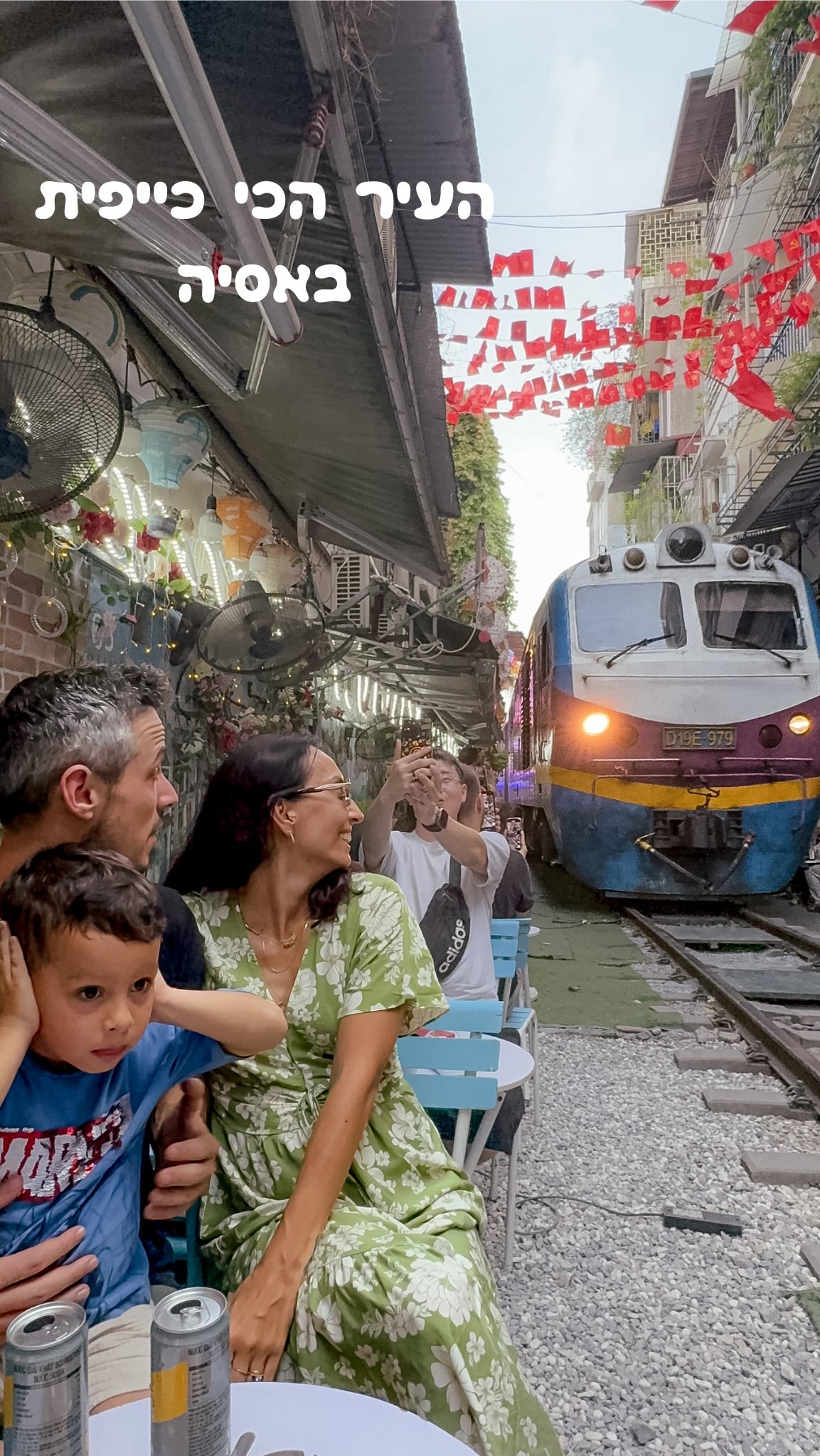 אז למה התאהבתי בהאנוי? 🇻🇳
האנוי היא עיר שמרגישים אותה בכל החושים – הרחובות הצבעוניים, הריחות מהדוכנים, הקפה הווייטנאמי המפורסם שמוגש בכל פינה והאגם הקסום בלב העיר. 💛
יש בה שילוב נדיר של היסטוריה, תרבות עתיקה לצד אנרגיה צעירה ותוססת.
בין סמטאות הרובע העתיק, המקדשים והשווקים, מצאתי את עצמי פשוט נהנית להסתובב, לעצור בבית קפה קטן, או לשבת ליד האגם ולצפות בחיים המקומיים זורמים. 🛵🌿
כמה זמן להקדיש להאנוי?
אני ממליצה לבלות כאן לפחות שלושה ימים מלאים – כדי להספיק לחוות באמת
זו עיר שכבשה אותי מהרגע הראשון – ואם תשאלו אותי, היא בהחלט אחת הערים הכי כיפיות באסיה! 🌏💫
.
.
.
#האנוי #וייטנאם #וייטנאםעםילדים