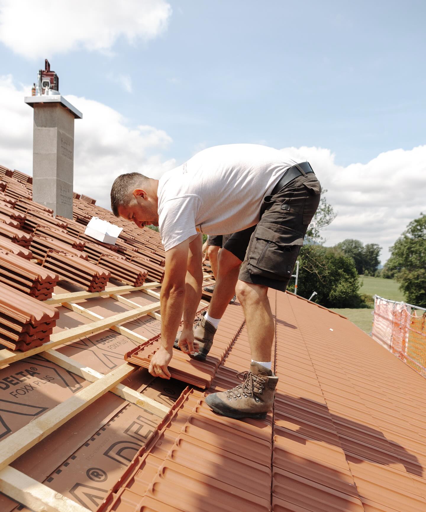 Ziegel für Ziegel zum perfekten Dach🏠
Mit Leidenschaft, Erfahrung und moderner Technik - für ein echtes Zuhause🤎✨
Mit der Zimmerei Niederthanner bist du immer gut eingedeckt.💪🏽⚒️
#dachdecken #arbeitenmitholz #zuhause #inntal #zimmererarbeiten #rosenheim #hausbau2025 #dachstuhl #handwerk #holzbau #ziegelfürziegel #deltafoxxplus #zimmerertreffpunkt #zimmerer_auf_insta #zimmereiniederthanner