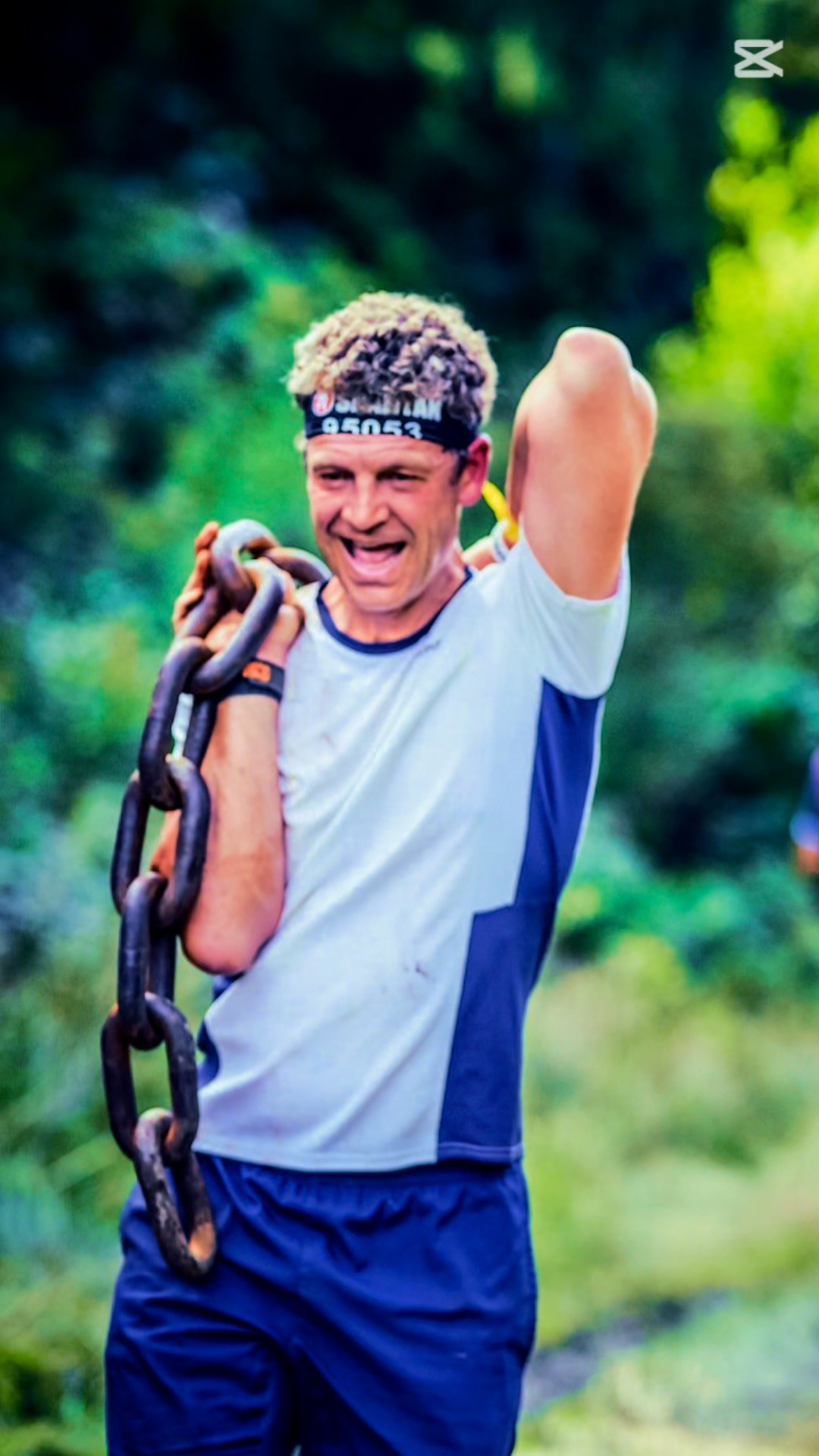 Aroo! Einmal durch den Dreck. Über Feuer. Unter Stacheldraht. Klettern, schleppen, springen – und zwischendurch: lachen.
Spartan Sprint Zell am See – ein Event, das Kraft kostet, aber Energie gibt. Und ja, am Ende tut doch einiges weh – aber es fühlt sich trotzdem gut an.
Frei nach der Bucketlist Methode „Vom Erlebnis zum Ergebnis ®“:
1️⃣ Erlebnis: Spartan Sprint – 7 km, 20 Hindernisse, inkl. vieler Strafrunden – komplett raus aus dem Alltag, rein ins Abenteuer. Einfach mal starten, ohne zu wissen, was kommt – und auch das macht’s zum Erlebnis.
2️⃣ Erfahrung: Großartige Stimmung, echtes Miteinander – alle helfen sich, keiner kämpft ganz allein. Es entsteht ein Gefühl von Gemeinschaft, das stärker wirkt als jeder Einzelerfolg.
3️⃣ Wissen: Ohne Training geht was, aber nicht alles – beim nächsten Mal: weniger Strafrunden, mehr Griffkraft! Nicht nur für nächstes Mal – sondern fürs Leben. Grenzen einschätzen, gezielter vorbereiten macht's leichter 😉
4️⃣ Veränderung: „Aroo!“ – dieser Startschrei motiviert. Und bleibt. Vielleicht geht da noch mehr nächstes Jahr? Aus einem ersten Impuls wird ein Feuer: Mut für mehr, Lust auf das Nächste – und ein klareres Selbstbild. Vielleicht geht nächstes Jahr mehr? 21 km, 2.000 Höhenmeter, 30 Hindernisse?
5️⃣ Ergebnis: Unsere Nala war schnellstes Mädel in ihrer Gruppe (und wir mega stolz) 💪 Ich durfte auf Platz 39 von 718 in meiner Kategorie über das Zielfeuer springen. Und: ganz sicher nicht das letzte Mal!
Das vielleicht schönste Ergebnis: ein gemeinsamer Moment für unser gemeinsames Museum – weil er verbindet.
Und ja: Ursprünglich war’s als Papa-Tochter-Erlebnis geplant. Am Ende wurde es ein gemeinsames Abenteuer mit unserer ganzen Familienbande – und zufällig getroffenen Freunden. Geteilte Freude ist immer mehrfache Freude.
Die Bucketlist Methode fragt nicht: Was kannst du? Sondern: Was willst du erleben? Es geht nicht darum, was du erreichst – sondern, wer du wirst, wenn du dich auf den Weg machst ...
#SpartanRace #ZellAmSee #BucketlistSchmied #VomErlebnisZumErgebnis #Aroo