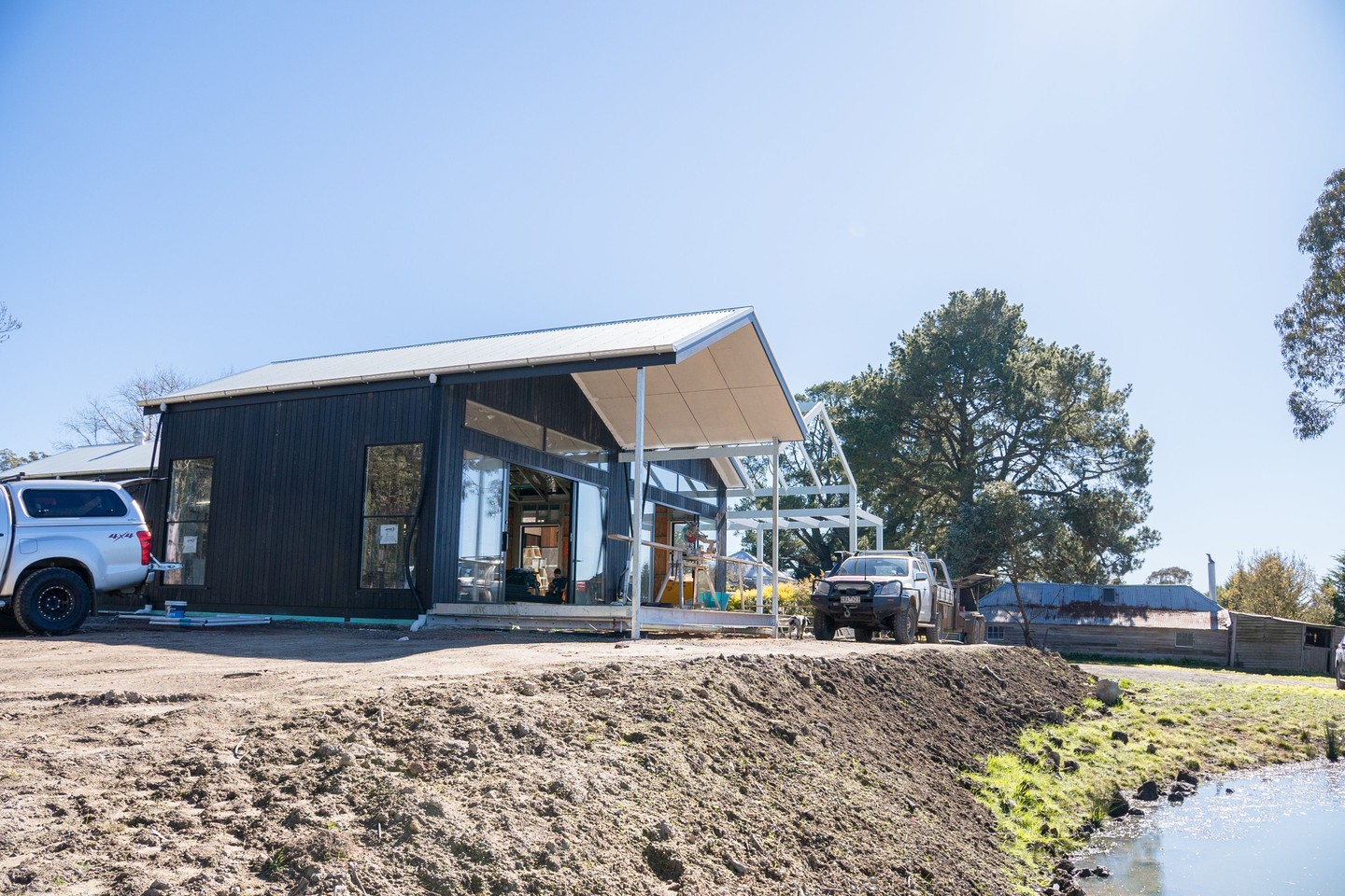 More frequent fine weather just pushes progress that much further at Newham. Once complete, the homeowners will be able to kick back on their brand new pergola on sunny afternoons like this and take in the scenery.
.
.
.
.
.
#buildtrend #buildtrendhomes #masterbuilder #sustainablebuilding #victorianbuilder #macedonranges #macedonrangesbuilder #interiordesignmelbourne #australianarchitecture #architecturevictoria #kyneton #woodend #macedon #mountmacedon #gisborne #riddellscreek #romsey