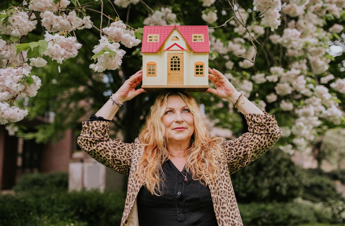 De afgelopen zomermaanden stonden bij ons niet in het teken van luieren, maar van bouwen. Samen met de creatieve lens van fotografe Eva Krebbers @tumbleweedandfireflies.photo en de magie van make-up & hair artist Joyce @by_joycey hebben we gewerkt aan een nieuwe Wix Studio website, welke voorzien is van de nieuwste snufjes, technologieën en animaties.
En jawel… begin september werd eind september. Fashionably late 😉 maar 100% on point. Wij zijn zo benieuwd wat jullie ervan vinden!
Check ‘m hier: https://www.houseofcommunications.nl/
En de blog 🎉voor iets meer info:
https://www.houseofcommunications.nl/post/de-digitale-deuren-van-de-house-staan-wagenwijd-open-want-de-nieuwe-wix-studio-website-is-live
#WebsiteLaunch #WixStudio #Branding #GraphicDesign #HouseOfCommunications #DigitalDesign #wixlegend