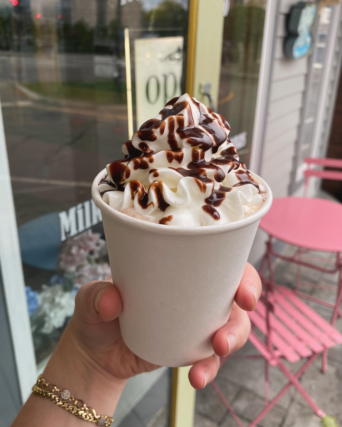 Yes I did burn my hand holding this cup but who cares IT’S TIME FOR HOT CHOCOLATE!!! 🍫🤤
Now available for the rest of the season, topped with mini marshmallows, whipped cream and a yummy chocolate drizzle!
#newport #newportri #homemadegelato #waffles #icecream #dessert #supportlocal #familybusiness #fyp