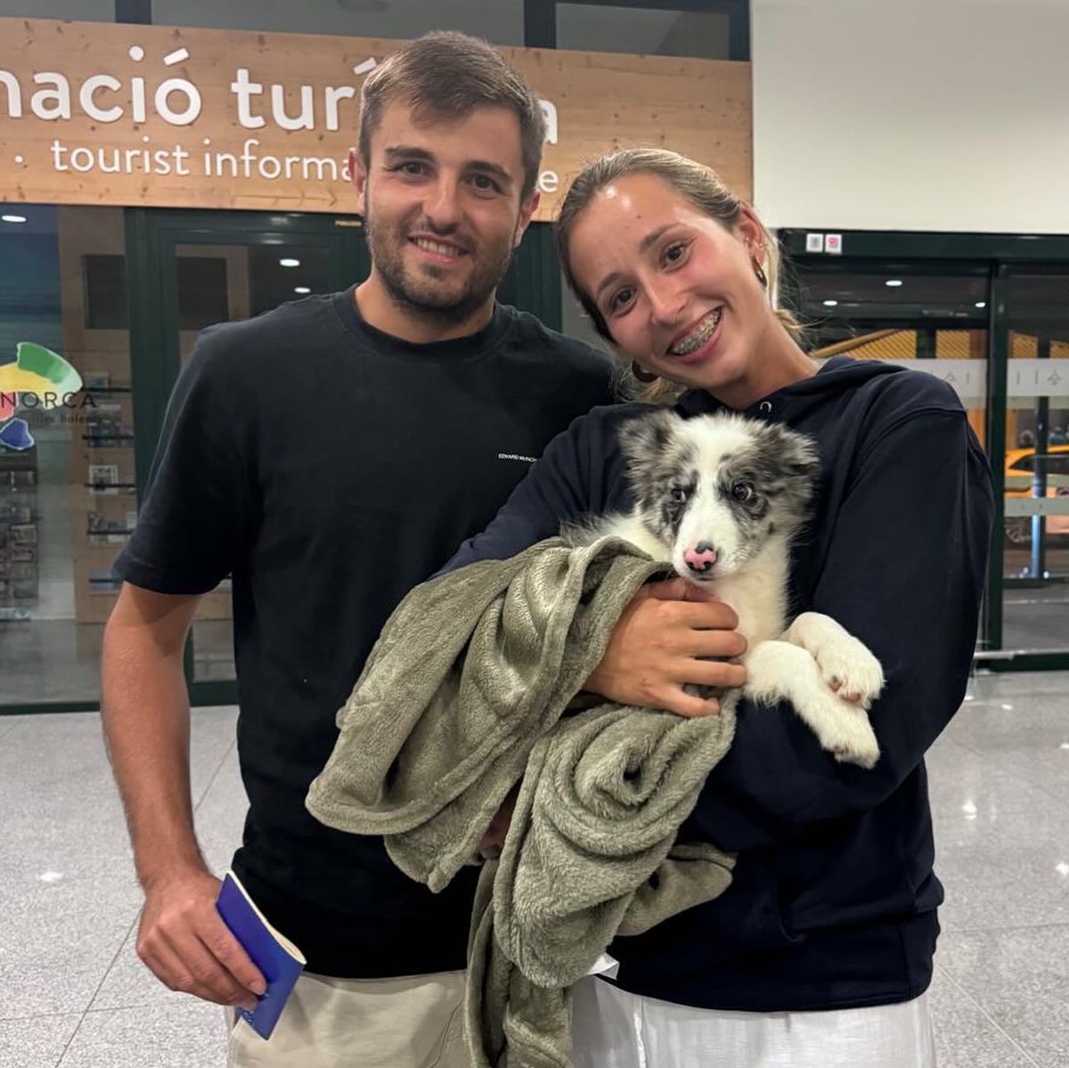 🐾 Hace unos meses Cala #bordercollie cumplió su primer año y nuestra galería nos los recordó cuando viajamos con ella a 📍Menorca. Sus papis @claudia_1192 nos han compartido estas fotos de cómo ha crecido y estamos 😍😍
.
.
.
✂️———————
#bordercollie
#bordercolliesofig
#bordercollielove
#bordercollielife
#bordercollieworld
#dogsofinstagram
#doglovers
#dogloversspain
#perrosdeinstagram
#bordercolliespa