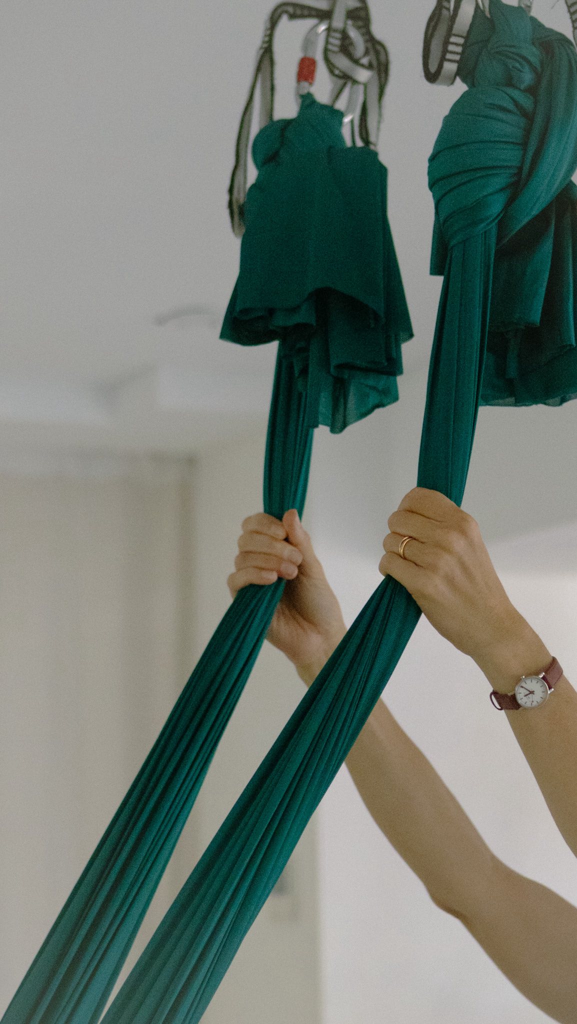 A beleza de desafiar a gravidade. 💚 O Movimento Aéreo não é apenas um exercício, é uma forma de arte em movimento.
Cada postura fortalece o corpo, alonga a mente e acalma a alma. Força e graciosidade ao mesmo tempo, é pura inspiração!
Identifica alguém que gostarias de convidar para esta experiência única!
Find the art in letting go. 💚 Aerial movement is more than just a workout—it’s a dance between strength and grace. A combination that empowers your body, focus your mind, and calms your soul. Pure inspiration!
Tag someone you’d like to invite to this unique experience!
#AerialMovementParede #AerialMovementCascais #AerialYoga #AerialFitness #YogaInspiration #Pilates #CoreStrength #Flexibilidade #MovimentoConsciente #Equilíbrio #CorpoMente
🙏🎥 @estudioflow.pt