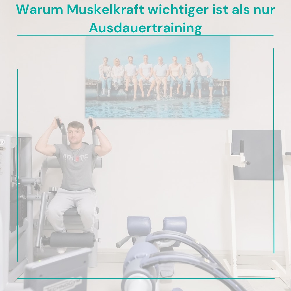 Viele Menschen konzentrieren sich beim Training nur aufs Ausdauer-Cardio. 🚴♂️🏃♀️ Aber: Muskelkraft ist einer der wichtigsten Gesundheitsfaktoren – egal ob in der Reha, im Alltag oder im Alter.
✅ Schutz für Gelenke: Muskeln stabilisieren deine Gelenke und beugen Verletzungen vor.
✅ Starker Rücken: Krafttraining reduziert Rückenschmerzen und verbessert die Körperhaltung.
✅ Stoffwechsel-Booster: Mehr Muskelmasse bedeutet höherer Kalorienverbrauch – auch im Ruhezustand.
✅ Alltagsfunktion: Treppen steigen, Einkäufe tragen, aufstehen – all das wird leichter, wenn deine Muskeln mitarbeiten.
✅ Anti-Aging-Effekt: Ab ca. 30 Jahren verlieren wir ohne Training jedes Jahr Muskelmasse. Krafttraining stoppt diesen Prozess.
👉 Fazit: Ausdauer ist wichtig – aber ohne Kraft fehlt die Basis.
Starte mit 2–3 kurzen Krafteinheiten pro Woche – schon kleine Routinen bringen große Effekte.
#Physiotherapie #Ergotherapie #Reha #Fitnesswissen #Gesundheit #Prävention #Muskelkraft #Rehabilitation #Trena