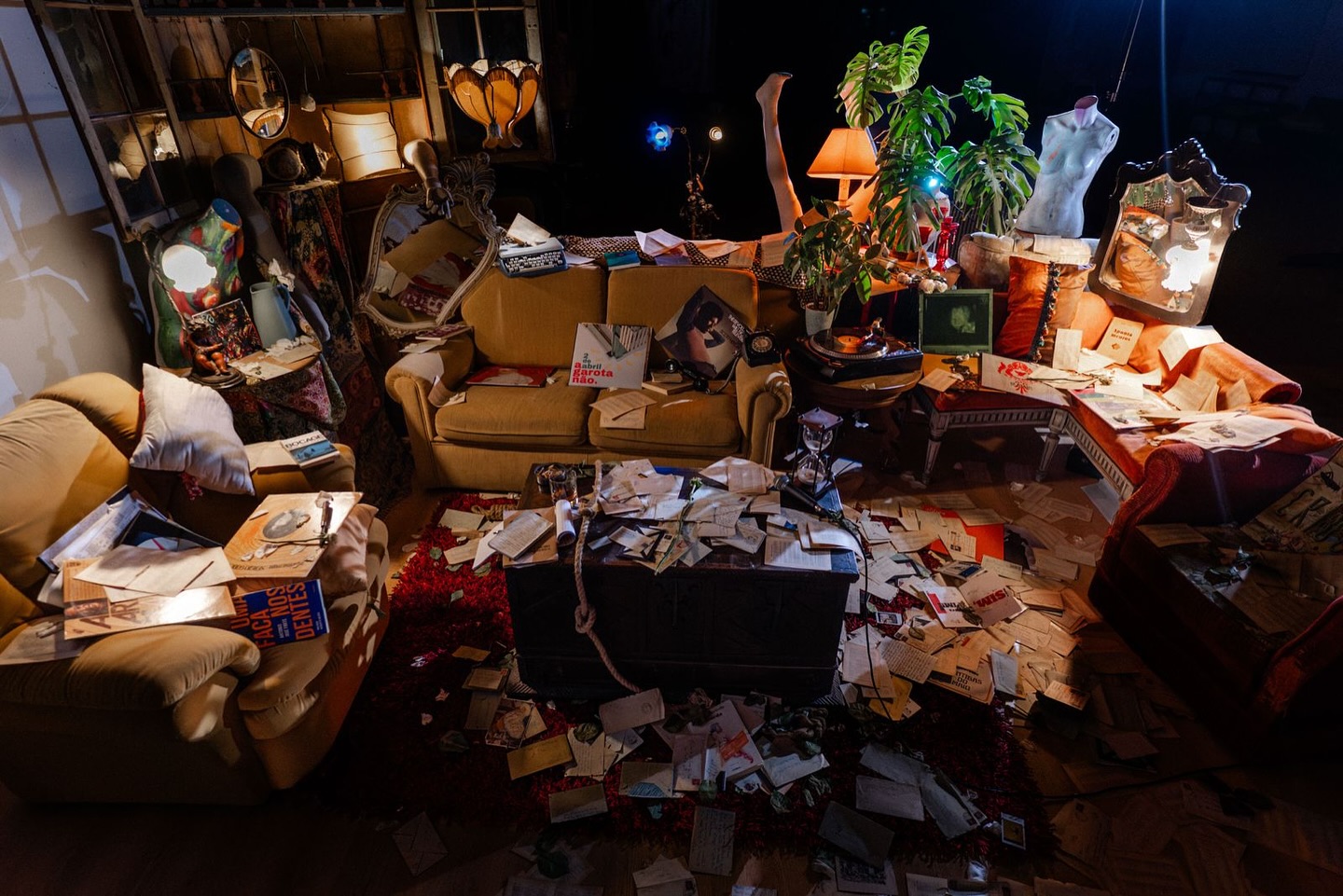 O próximo vídeo procura o contraste de um furacão a navegar as águas da serenidade.
O tema é áspero e doce, assim como a vida, assim como todo o trabalho que temos realizado em torno de um álbum que já não pensávamos possível nas nossas vidas.
Este próximo tema chama-se Cartas ao Vento e conta com a participação d’ @a_garota_nao , o álbum Outros Dias e…
A Gana, Continua! 🇬🇭