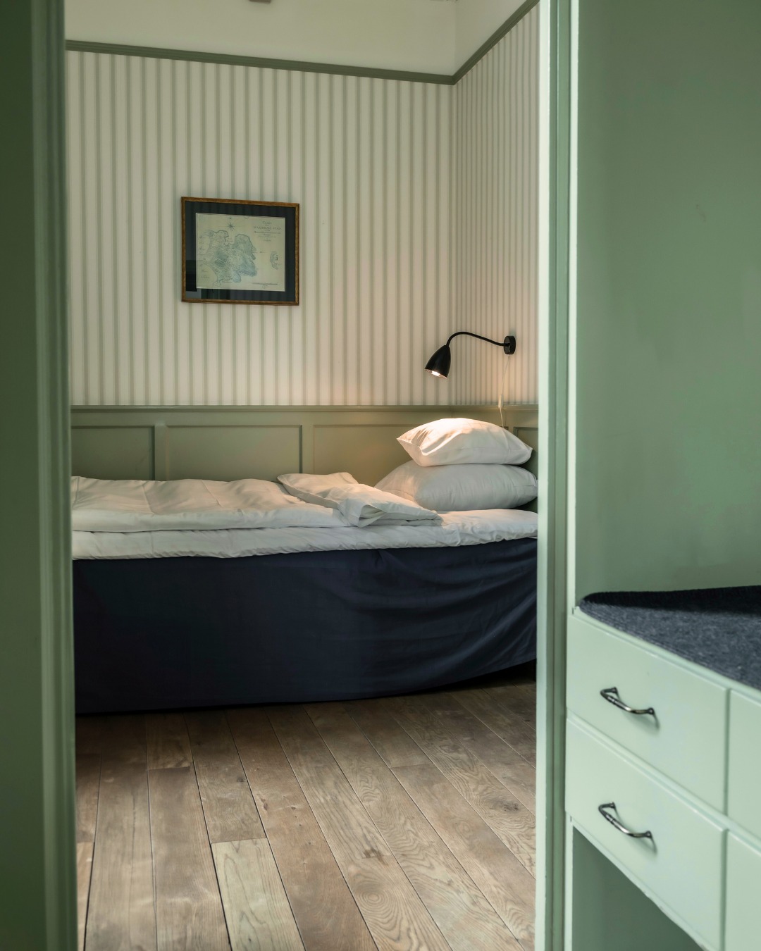 Kan detta vara platsen för din nästa sovmorgon? ✨🛏️
Här väntar fluffiga kuddar, mjuka täcken och den där känslan av att du inte behöver tänka på någonting alls.
På morgonen väntar en kopp kaffe ute på Verandan. ☕️
Välkommen att boka rum hos oss via länken i vår bio.👈🔗