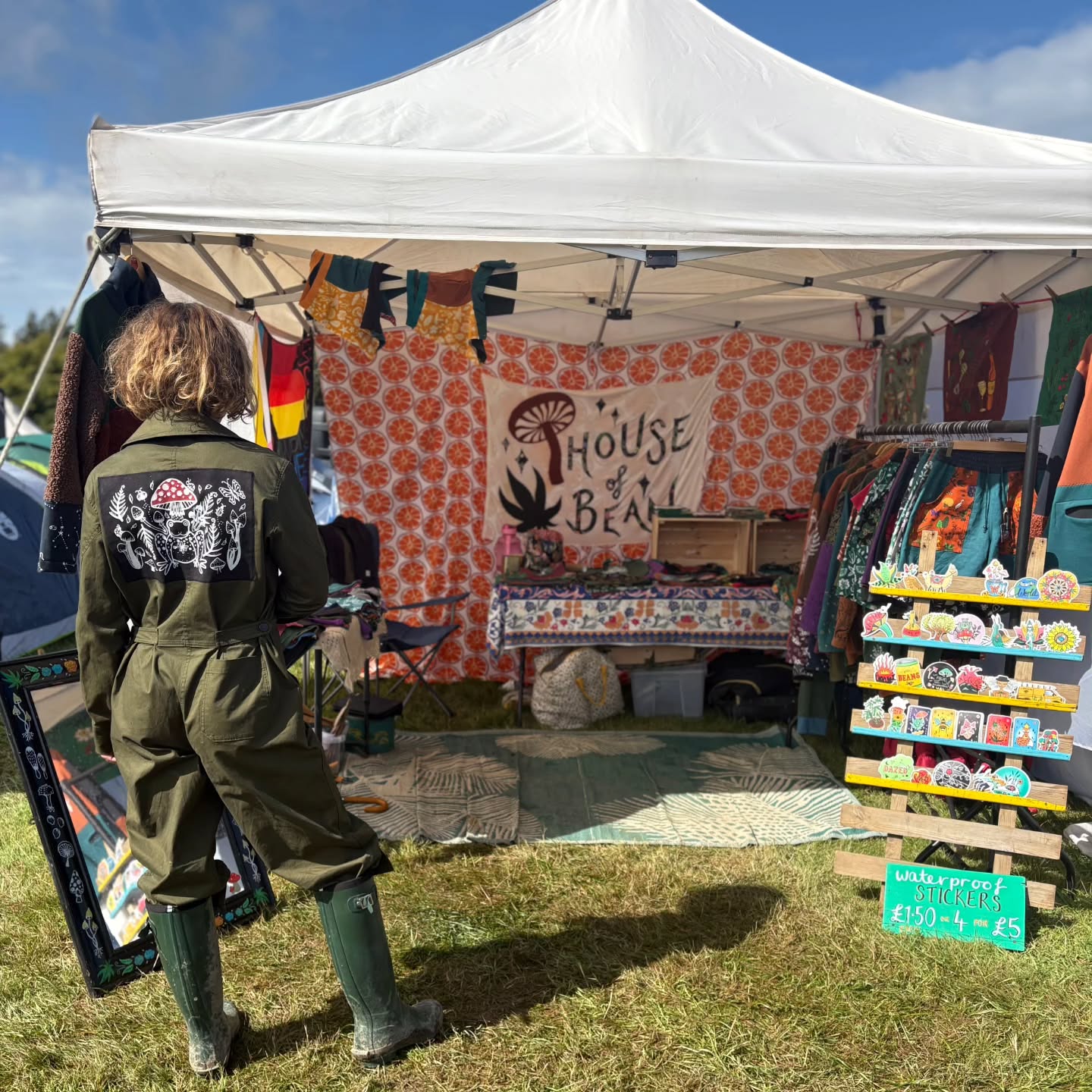 was well happy with my waterproof puddlesuit at @allthingsfungifestival staying dry warm AND with an amanita muscaria toad patch on my back ✨🖤
www.houseofbeanco.com
#illustration #botanical #hempclothing #sustainableclothing #handmade #madetoorder #smallbusiness #screenprint #mushrooms #amanitamuscaria