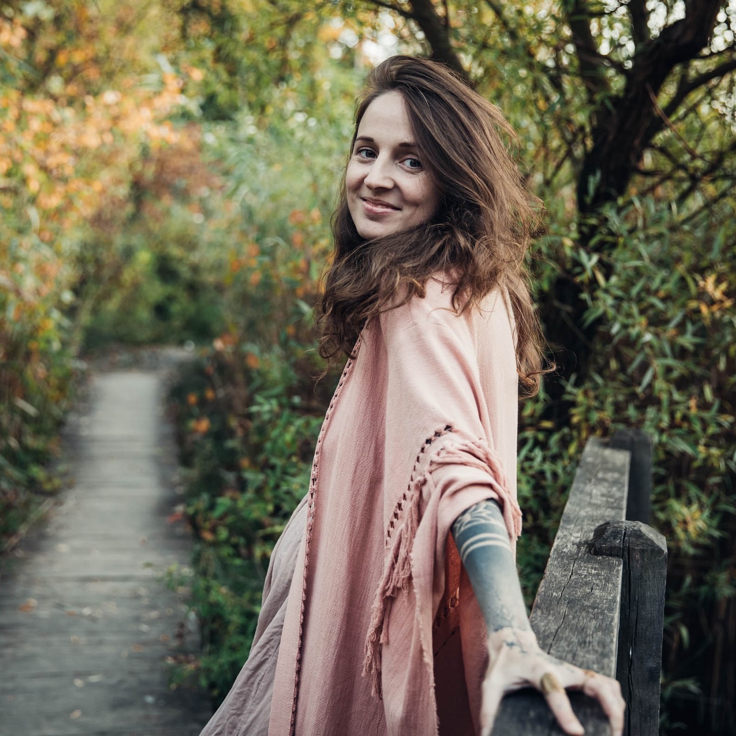 Tetování jako nástroj skrze, kterým se potkáváš sám se sebou. Pro mě jsou moje tetování já. Ukazují mi, kým jsem byla když sem si je nechávala udělat a zároveň vidím, kým jsem dnes. Ukazují mi cestu, kterou jsem prošla a kterou každým dnem jdu. Odráží moji cestu a nedokážu si představit, že bych byla bez nich. Jsou pro mě stejně přirozená jako pro někoho jiného zase jeho tělo bez nich. Sama vím, jaké to je udělat si tetování, které je narychlo uspěchané a nenese žádnou hloubku. Vím, jaké to je vybrat si ne úplně správně svého tatarku/tatéra. Vím, jaké to je při procesu použít oblibovány a pak si z celého procesu tetování skoro nic nepamatovat. Vím, jaké to je když tělo přijme tetování nahned a vím, jaké to je když s ním i skrze záněty bojuje. Vím, jaké to je dennodenně si skrze obrázek připomínat, že tady jsem neposlechla svou intuici. Vím, jaké to je dávat další vrstvu na tetování, které si si tak moc přála a o několik let později jsem ho předělávala, protože sem to nebyla já. Vím, jaké to je dýchat několik hodin do bolesti a odevzdávat se do procesu přítomnosti. Vím, jaké to je chtít mít proces pod kontrolou a i vím jaké to je, dát plnou důvěru tatarovi a do posledního momentu návrh nevidět. Skrze svou 15+let zkušenost jako Tatérka i žena, která je hodně potetovaná vím jaké to a i díky tomu můžu svou práci, která je současně mou vášní provádět s takovým nastavením a hloubkou, kterou do procesu přináším. Protože tetování, i když se to tak může zdát... Není jen obrázkem na kůži a to je fakt který mám vyzkoušený nejen svou vlastní zkušenost ale i skrze zkušenost stovky mých klientů, který mi prošli za mou cestu pod rukama a mohla jsem se jim vepsat pod kůži... Moje fotka z archivu pár let zpět od @sarka_hasara protože aktuálně jsou mi tyhle fotky nejblíž toho, kde se teď sama cítím.