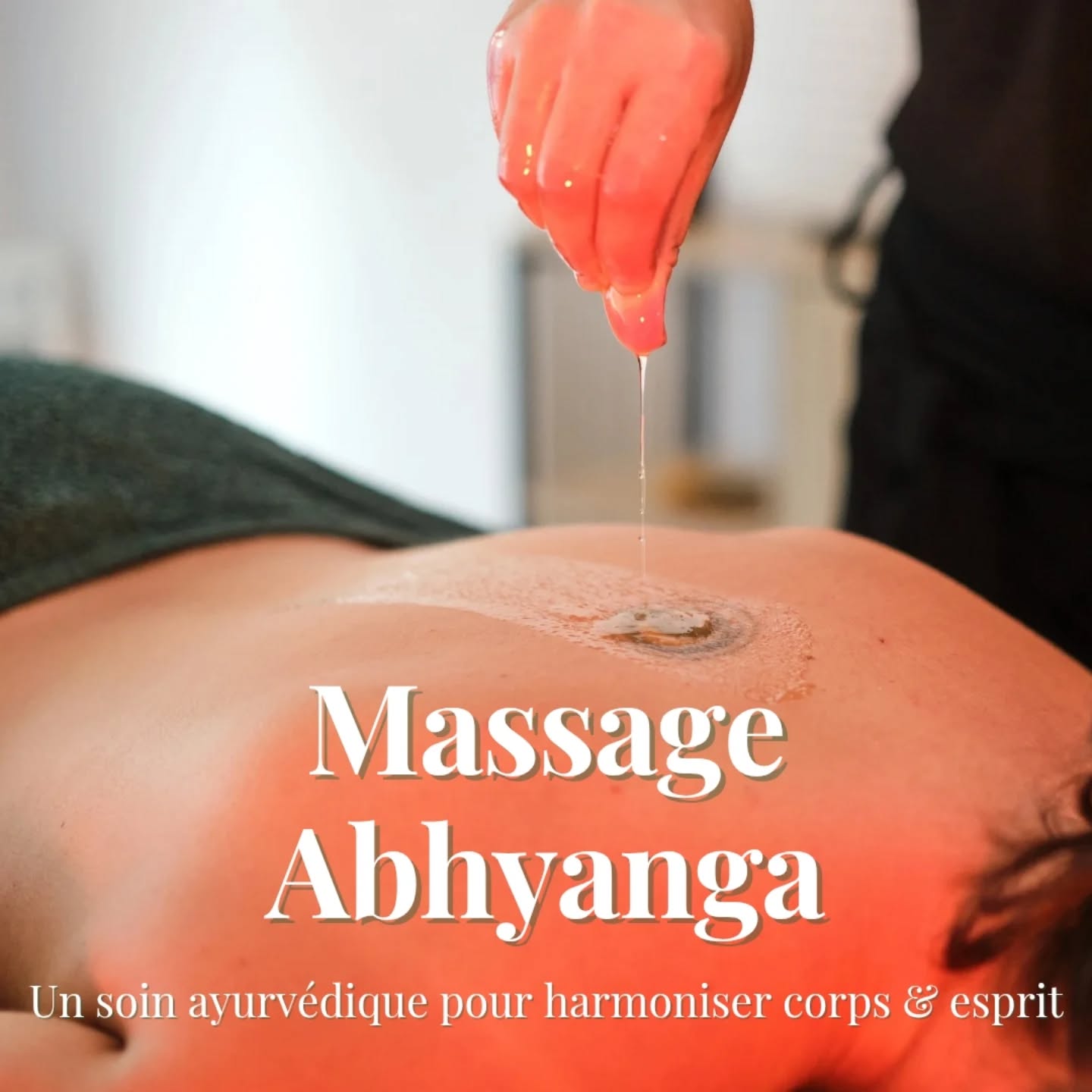 Tu as déjà entendu parler du massage Abhyanga, mais tu ne sais pas vraiment en quoi il consiste ?
Issu de la tradition ayurvédique, le massage Abhyanga est un soin complet et enveloppant qui nourrit, détoxifie et rééquilibre le corps et l’esprit.
Je t’accompagne avec deux formats au choix :
🕯️ **60 minutes – massage du corps entier**
🌺 **90 minutes – massage du corps + visage**
Fais défiler pour comprendre tous les bienfaits de ce massage ancestral, et n’hésite pas à me poser tes questions en commentaire 💬
#massageabhyanga #soinayurvedique #bienetrenaturel #massageholistique #rituelbienetre #huiles #massagea #momentpourtoi #detentelyon