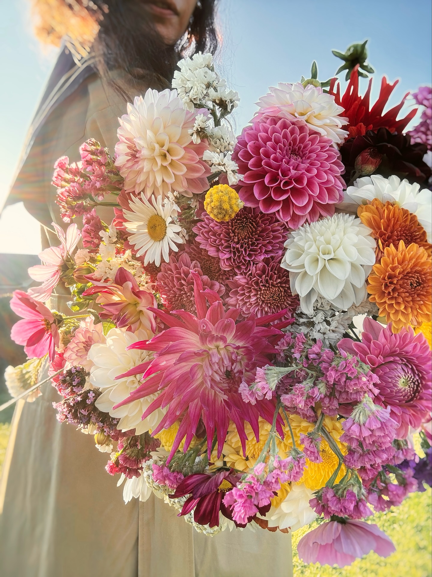 Endless petals
September sun favourites, dahlias & chrysanthemums
Weekend flowers at the gate
Trench @damsonmadder
#seasonalflowers #cutflowers #cottagegarden #localflowers #southnorfolk #florist #dahlia #flowerstagram #weekend #flowers #bouquet #chrysanthemums #damsonmadder #trench #sustainablefashion #sustainblefloristry