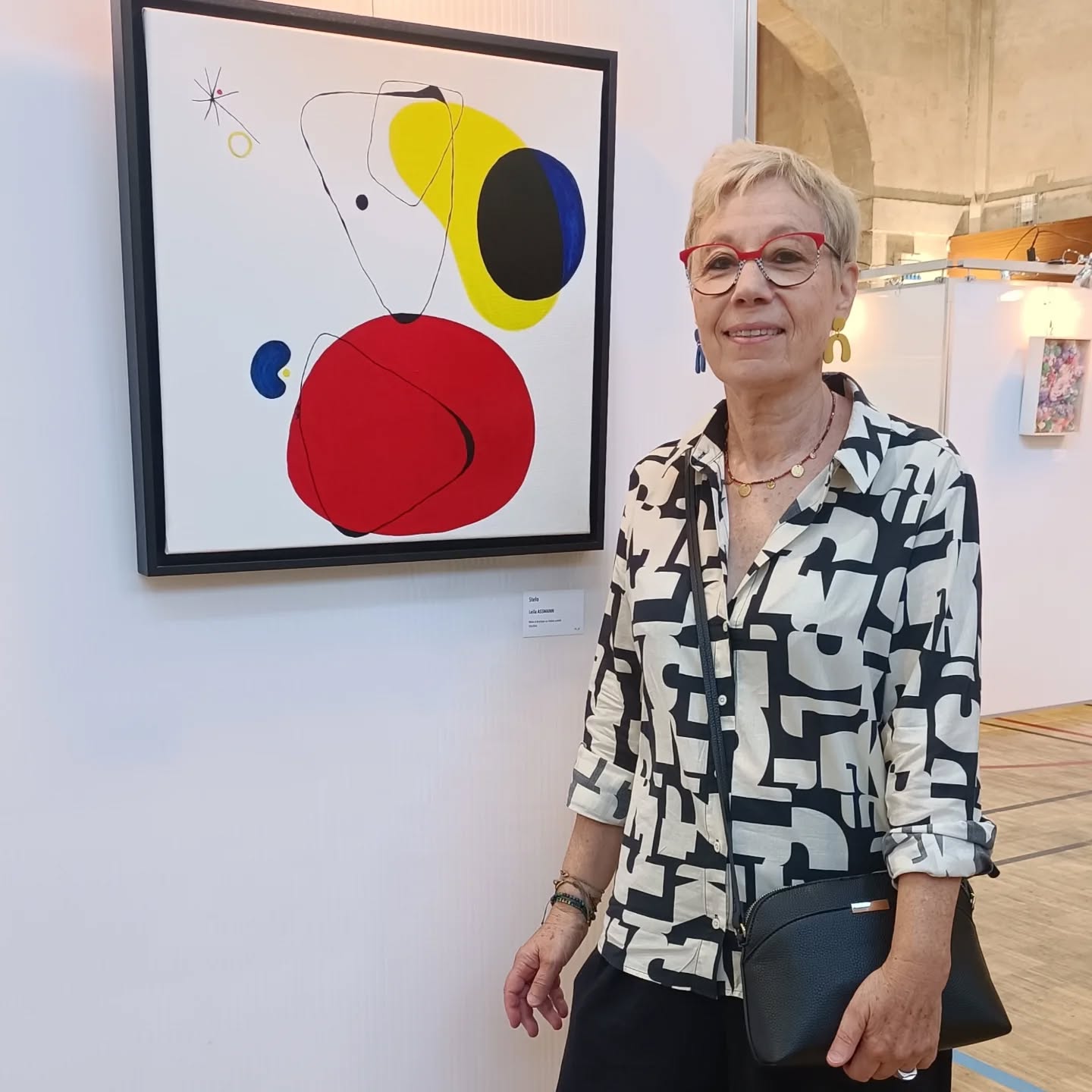 Devant « Stelo » lors de l'exposition JAPAN ART FESTIVAL IN PARIS 2025 (19-21 septembre), j'ai eu le plaisir d'échanger avec vous sur cette œuvre issue de ma collection "Électrons Libres".
Cette peinture raconte l’histoire d’électrons se dirigeant vers une étoile chargée de promesses et d'aspirations pour un monde nouveau.
Mes couleurs signature dialoguent sur la toile, comme nos différences enrichissent le monde. Chacune garde sa personnalité tout en créant une harmonie.
Ces électrons qui se dirigent vers l'étoile, c'est nous quand nous osons rêver d’un monde meilleur. Chaque spectateur peut y voir son propre voyage vers ses rêves.
Cette collection"Électrons Libres" est une ode à l'acceptation de la différence, à l'audace et à l'inventivité. Elle nous rappelle que lorsqu'on brave l'inconnu, on peut réinventer notre manière de vivre ensemble.
J'ai choisi l'Espéranto pour le titre car cette langue universelle, créée pour rapprocher tous les peuples du monde, résonne parfaitement avec ce message d'unité et d'espoir.
Chaque œuvre de cette collection est un message d’espoir, d'harmonie, une incitation à rêver, à innover et à honorer la richesse de la diversité.
#JEPAA2025 #Stelo #ArtContemporain #Espéranto #ÉlectronsLibres #Créativité #Espoir #UniversalArt #PeintureAbstraite #Innovation