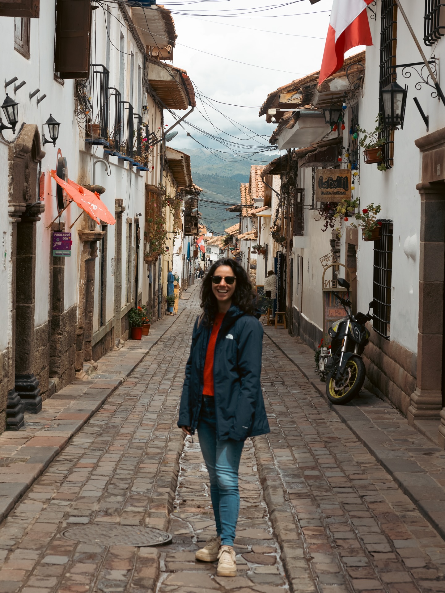 Cusco is undoubtedly one of the nicest cities we’ve been in South America. It has incredible charm, as well as culture and history. The city center retains its Spanish colonial architecture, but it was completely built over the ruins of ancient Cusco, the capital of the Inca empire. It was sad to learn about how the Spanish conquered and looted the place: there used to be a splendid Incan temple dedicated to the Sun, plated in gold and silver, but the Spanish seized it all.
We also visited the archaeological complex of Sacsayhuaman (which may sound like “sexy llama”, or “sexy woman” 😅) where we learnt more about the architectural style of the Incas: without particularly advanced tools (they had never discovered the wheel), they managed to transport HUGE blocks of rocks and shaped them nicely so that they would fit on top of each other without the need of mortar. The result is outstanding and it does raise some suspicions as to how they managed to do this… 🤔👽
#cusco #peru #wereincasaliens #sus #sacsayhuaman #sexyllama