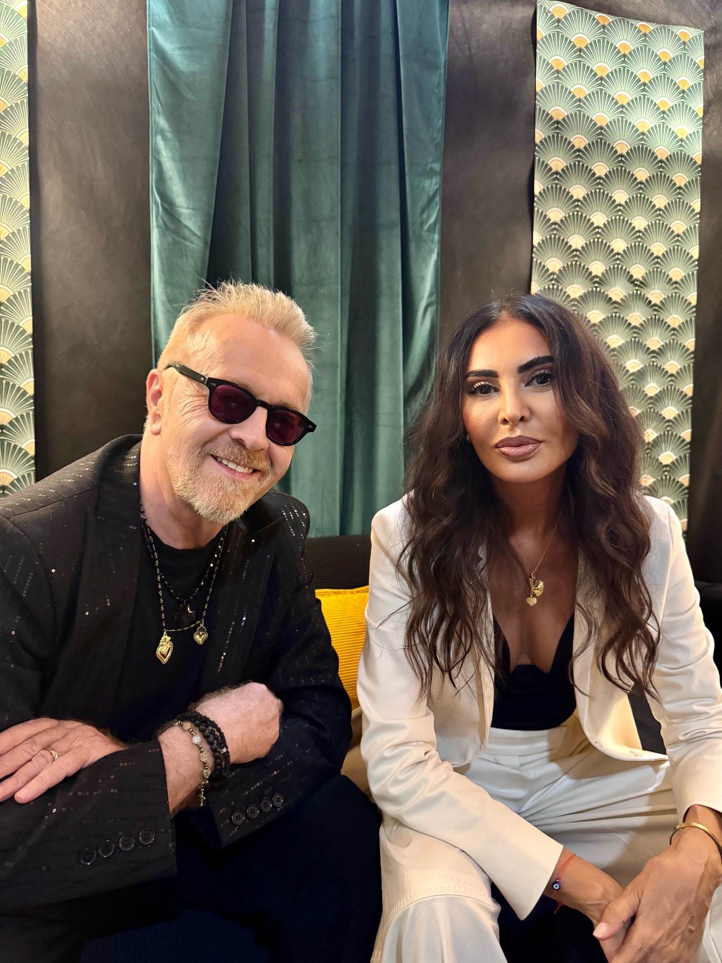 Oggi festeggiamo te, Monica.
La mia compagna di vita, la mia forza, il mio sorriso quotidiano.
Ogni giorno al tuo fianco è un dono prezioso.
Buon compleanno amore mio ❤️