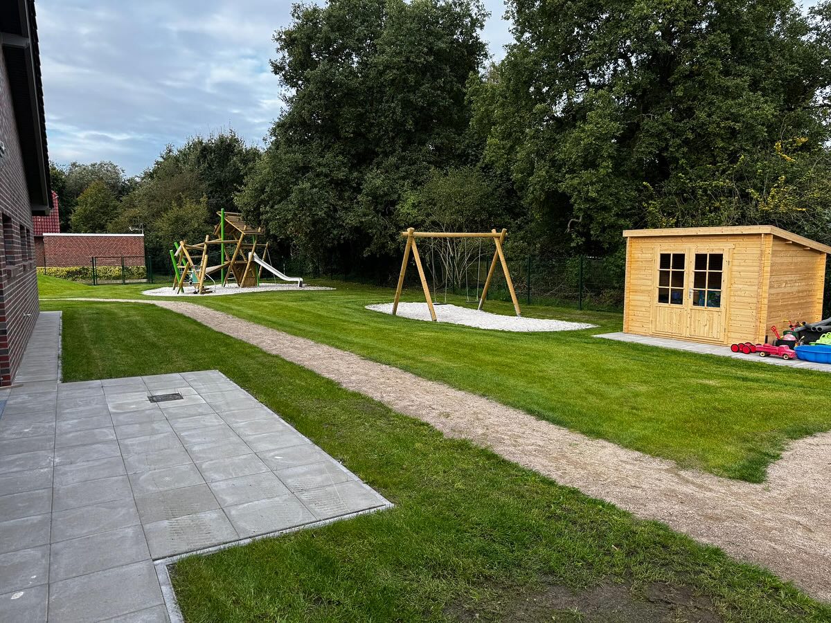 🎉 Heute ist ein besonderer Tag! 🎉
Der von uns gestaltete Spielplatz im Kindergarten ist fertig und ab jetzt dürfen die Kinder ihn erobern. 🛝🌳
Mit viel Liebe zum Detail haben wir einen Ort geschaffen, an dem gespielt, getobt und gelacht werden kann. 💛
Wir freuen uns riesig, dass die kleinen Abenteurer ab heute hier ihre Zeit genießen können! ✨
#galabau #gartenundlandschaftsbau #spielplatzbau #spielplatzliebe #kita #kindertagesstätte #freude