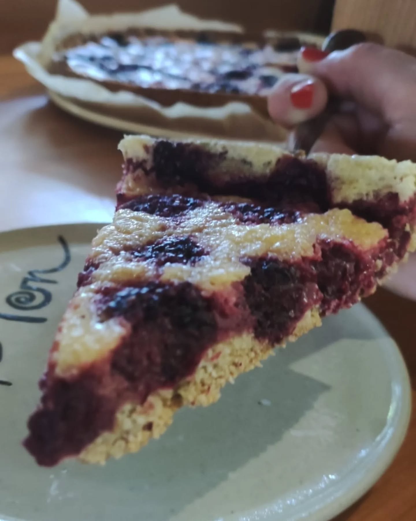 🫐 Beeren-Tarte (vegan & glutenfrei)
❤️ Bei uns im café Ton gibt es jedes Wochenende ein wechselndes Angebot hausgebackener Kuchen und besten Barista-Kaffee!
☕ Die Öffnungszeiten & Veranstaltungen für den laufenden Monat findet Ihr
im Highlight "Aktuelles" hier auf Instagram und auf unserer website (link in der Bio).
Wir freuen uns auf euch! ❤️
#caféton #fabrikschleichach #keramikwerkstatt
#kaffeeliebe #kaffee #barista
#kuchenliebe #kuchen