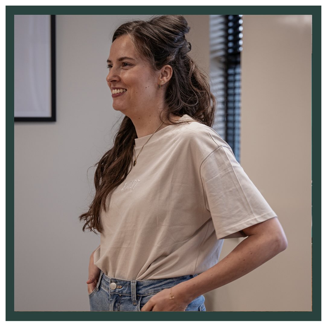 STOPPEN ALS PRAKTISEREND VERLOSKUNDIGE ❤️
Na bijna zeven jaar met heel veel liefde gewerkt te hebben als verloskundige en bijna 5 jaar als mede-eigenaar in onze praktijk, heb ik besloten om per 1 december (tijdelijk) te stoppen als praktiserend verloskundige.
Het is geen makkelijke beslissing geweest. Ik heb LEV zelf mogen opzetten en het is zó bijzonder geweest om vanuit mijn eigen praktijk zoveel vrouwen en gezinnen te begeleiden in een van de meest kwetsbare en krachtige fases van hun leven. Dat vertrouwen voelt voor mij nog steeds als iets groots ✨
Maar ik merkte dat de intensiteit van het werk, het continue ‘aan’ staan, en de verantwoordelijkheid steeds zwaarder begonnen te wegen. Tegelijk voelde ik: ik heb nog zoveel te geven in dit mooie vak, alleen… op een andere manier 🫶🏻
In september ben ik met de Master Verloskunde gestart. Daarnaast stroomt mijn brein over van heel veel andere ideeën. Ik weet zeker dat er weer zoveel moois op mijn pad gaat komen. Ik weet nog niet precies hoe het eruit gaat zien, maar ik weet wél dat ik het vak wil blijven vormgeven en mijn kennis op een andere manier wil blijven inzetten. Met meer ruimte. Meer verdieping, minder rennen en nog meer betekenis ❤️
Ik ga jullie, de praktijk en mijn lieve collega’s onwijs missen. Ik wil jullie bedanken voor jullie vertrouwen de afgelopen jaren. Ik ben daar oprecht heel dankbaar voor 🙏
Heel veel liefs,
Solange