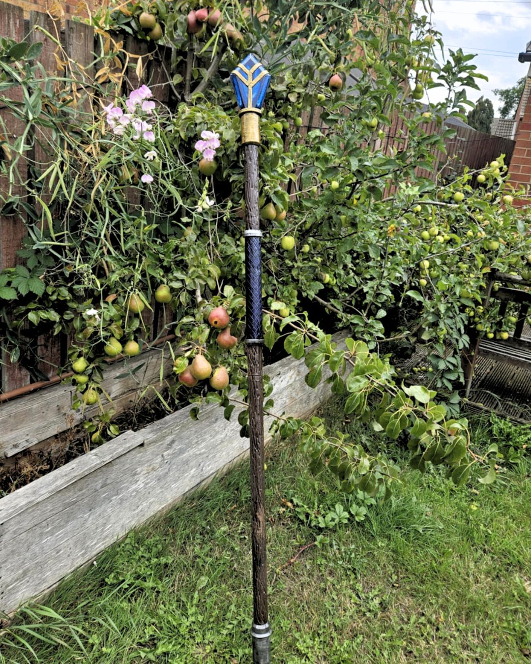 Unleash your inner mage. ✨⚔️
This handcrafted 180 cm LARP staff features a glowing blue crystal head with gold detailing. Built for sorcerers, wizards, and battle mages who command presence on the battlefield. Lightweight, durable, and safe for combat, it’s ready for your next quest.
🔮 Customizable | ⚔️ Roleplay-ready | 🪄 Collector’s piece
#TTCCraftworks #LARPStaff #LARPWeapons #FoamWeapons #CosplayProps #Handcrafted #WizardStaff #MageLife #FantasyWeapons #LiveActionRoleplay #CosplayWeaponry