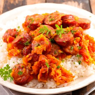 Aujourd’hui, le soleil revient et nous vous proposons rougail saucisse au café commerce !
Lavez-vous déjà goûté ?
Appelez-nous au 0955816141