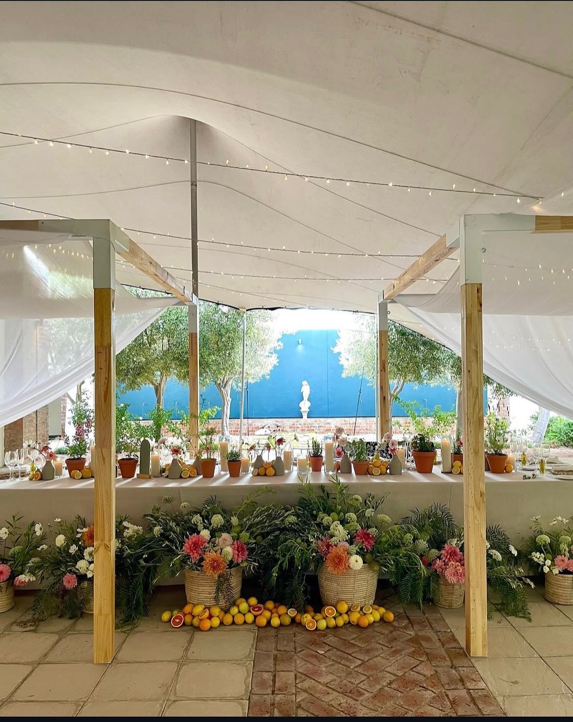 All the ‘wedding in the Mediterranean’ feels.
Pops of citrus and colourful flowers 🌷
#oliverock
@olive_rock_venue
@tulbagh
@saweddings
@pinkbooksa_