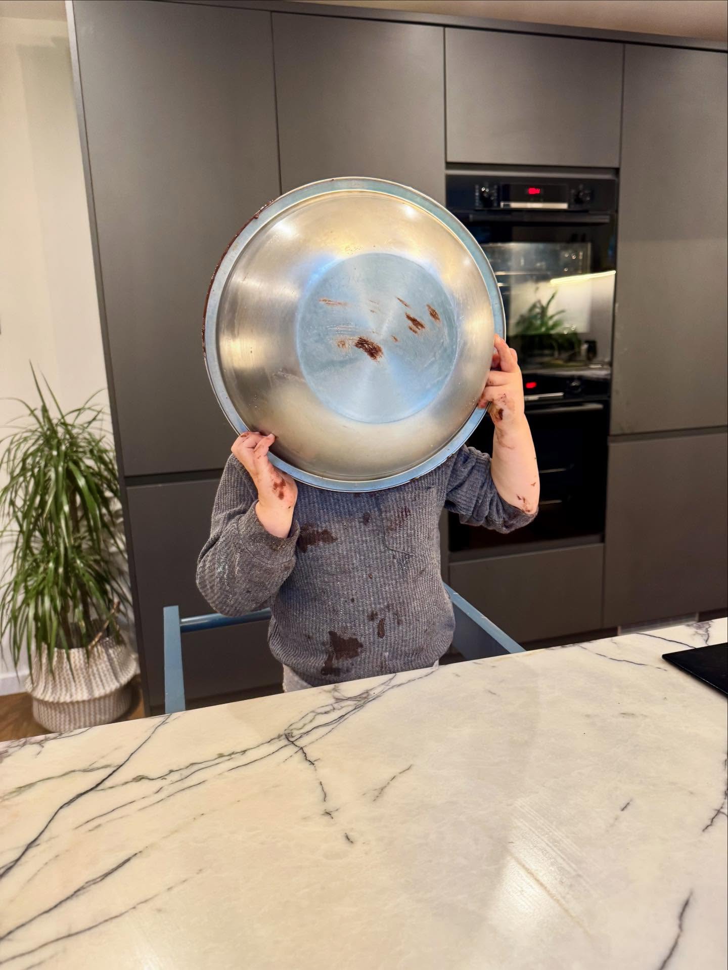 Chocolate muffins in the making 🍫🧁 My little helper loves helping "mix mix" but the best part is licking the bowl 😋
#frome #fromeevents #fromesomerset #FromeCookerySchool #plantbasedcookeryschool #vegancookeryschool #PlantBased #vegan #littlefromecookeryschool #chocolate