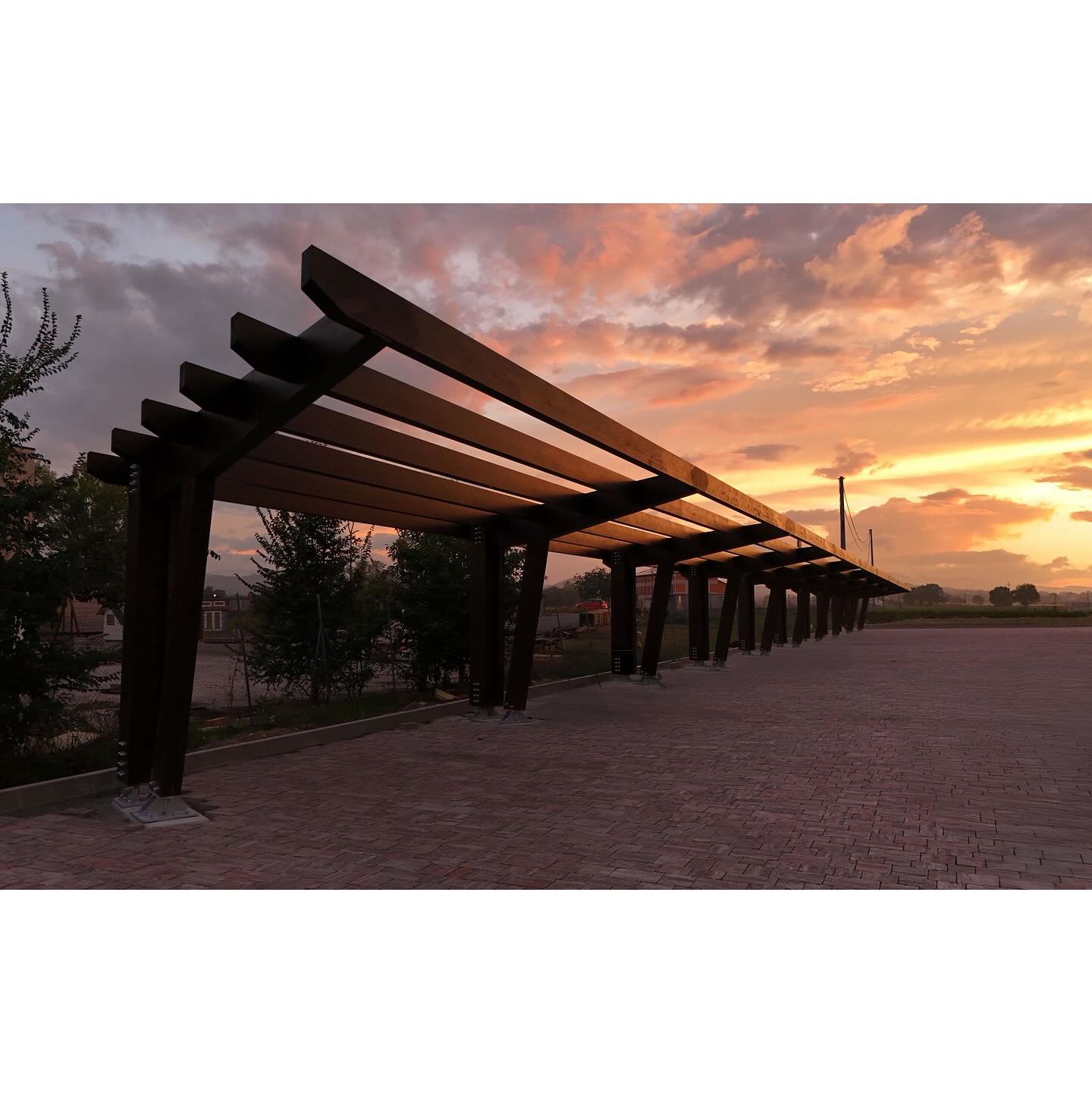 <Carport>
•
Stiamo realizzando una tettoia per le macchine presso lo stabilimento industriale Continental Semences.
•
Con la luce del tramonto è ancora più bella!
📷 @le_foto_di_cisco