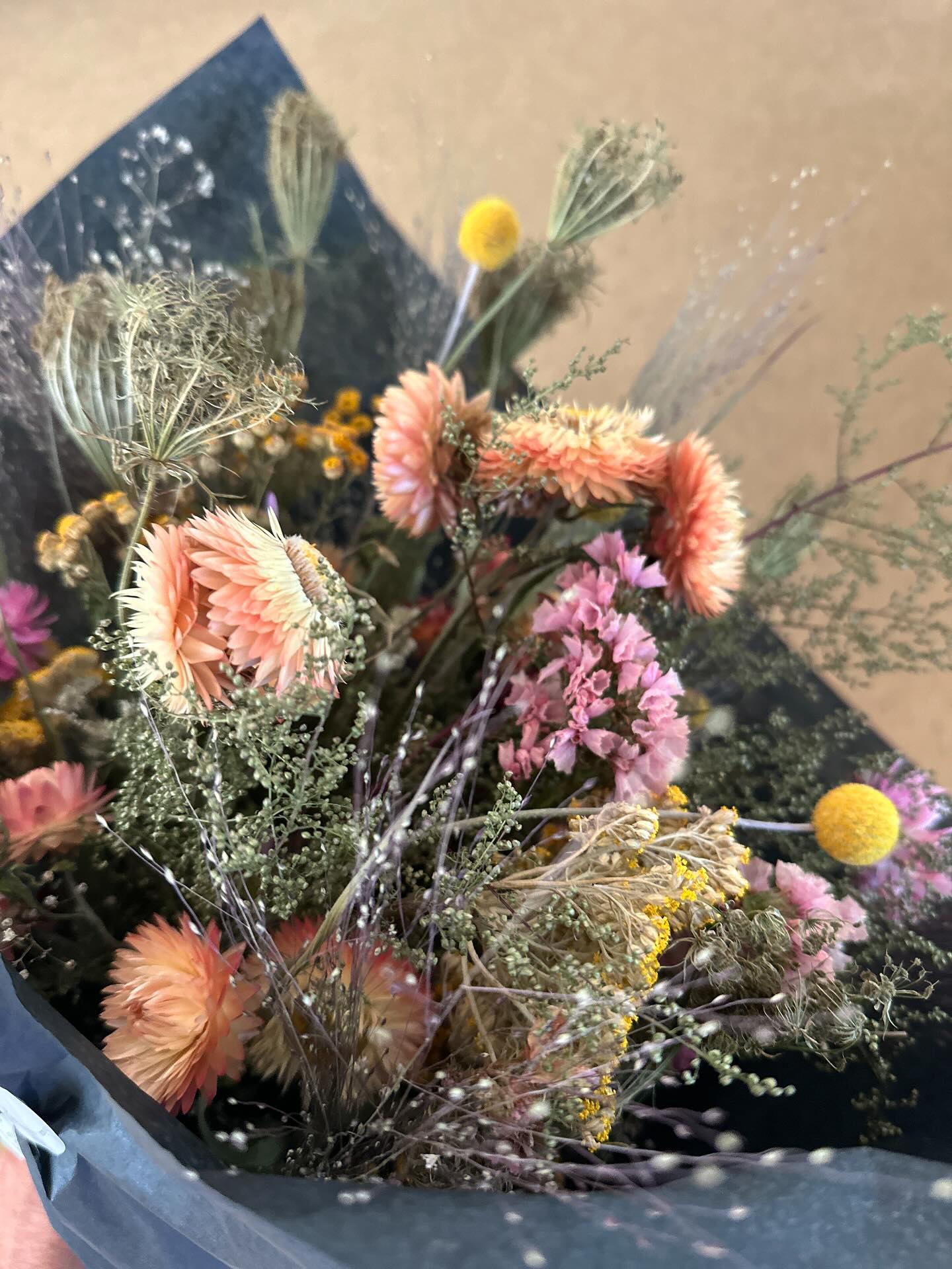 Welcome to the dry flower season!
Die Lager sind voll vom konservierten Sommer.
Trockenblumensträuße für die Ewigkeit ab jetzt verfügbar.
#dryflowers #trockenblumen #flowersalwaysandforever #blumendieanmorgendenken