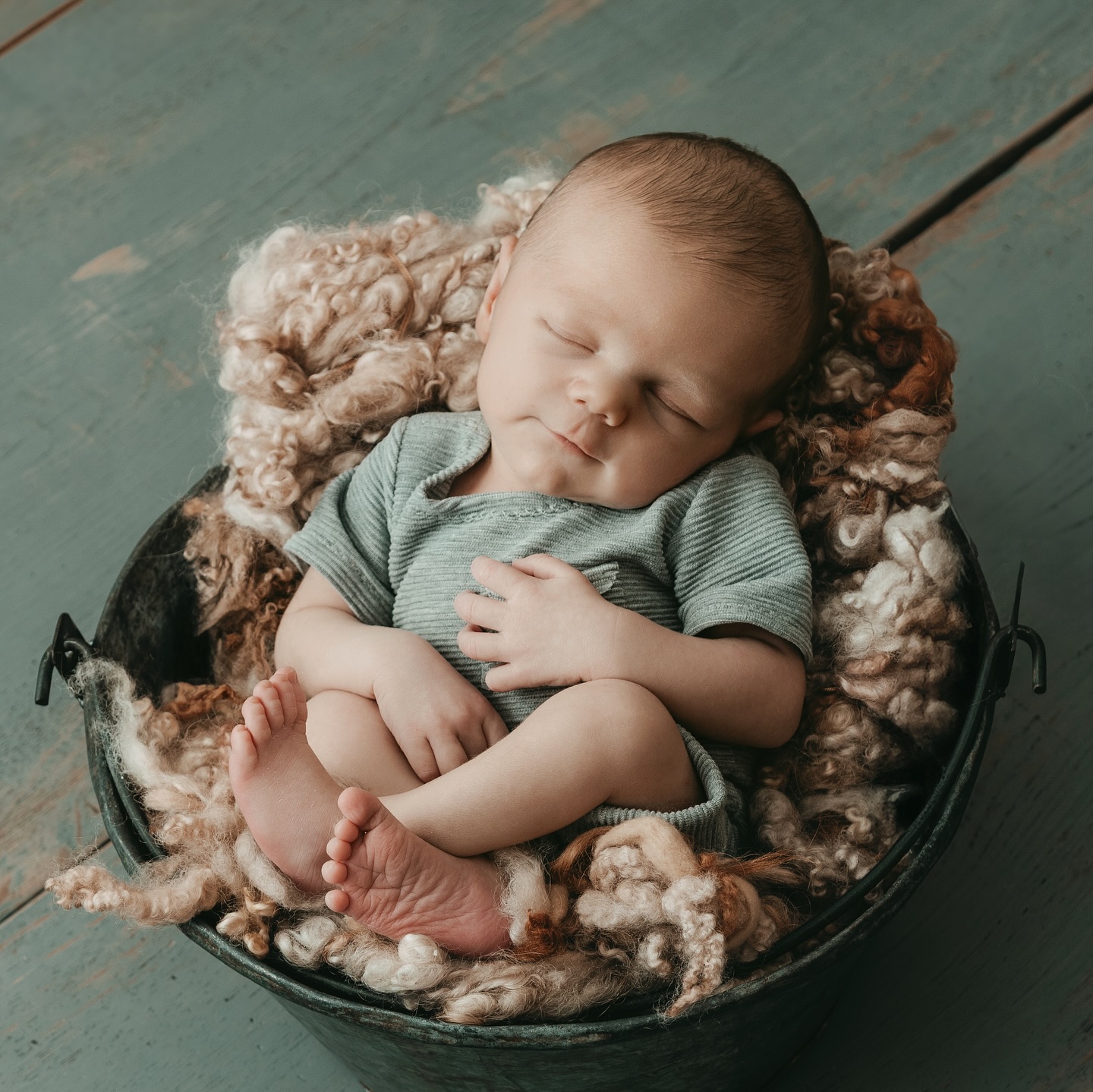 So ein Neugeborenenshooting ist immer etwas ganz Besonderes ✨ Aber diesmal war es noch ein Stückchen emotionaler – denn eine meiner besten Freundinnen ist Oma geworden 🥹🧡
Und wenn dann das erste Enkelkind zum Shooting kommt, fühlt es sich einfach nochmal ganz anders an.
Ich habe mich riesig gefreut, dass ihr den Weg aus Bad Godesberg auf euch genommen habt, um diesen kostbaren Moment festzuhalten. Danke für euer Vertrauen 🧡 – euer kleiner Schatz hat mein Herz sofort erobert ✨ #neugeborenes #newbornshooting #babyfotos #newbornlove #omasliebe #neugeborenenfotografie #newbornshooting #babyglück #familienmomente #fotostudioeschweiler #fotografineschweiler #eschweiler #aachen #düren #stolberg #alsdorf