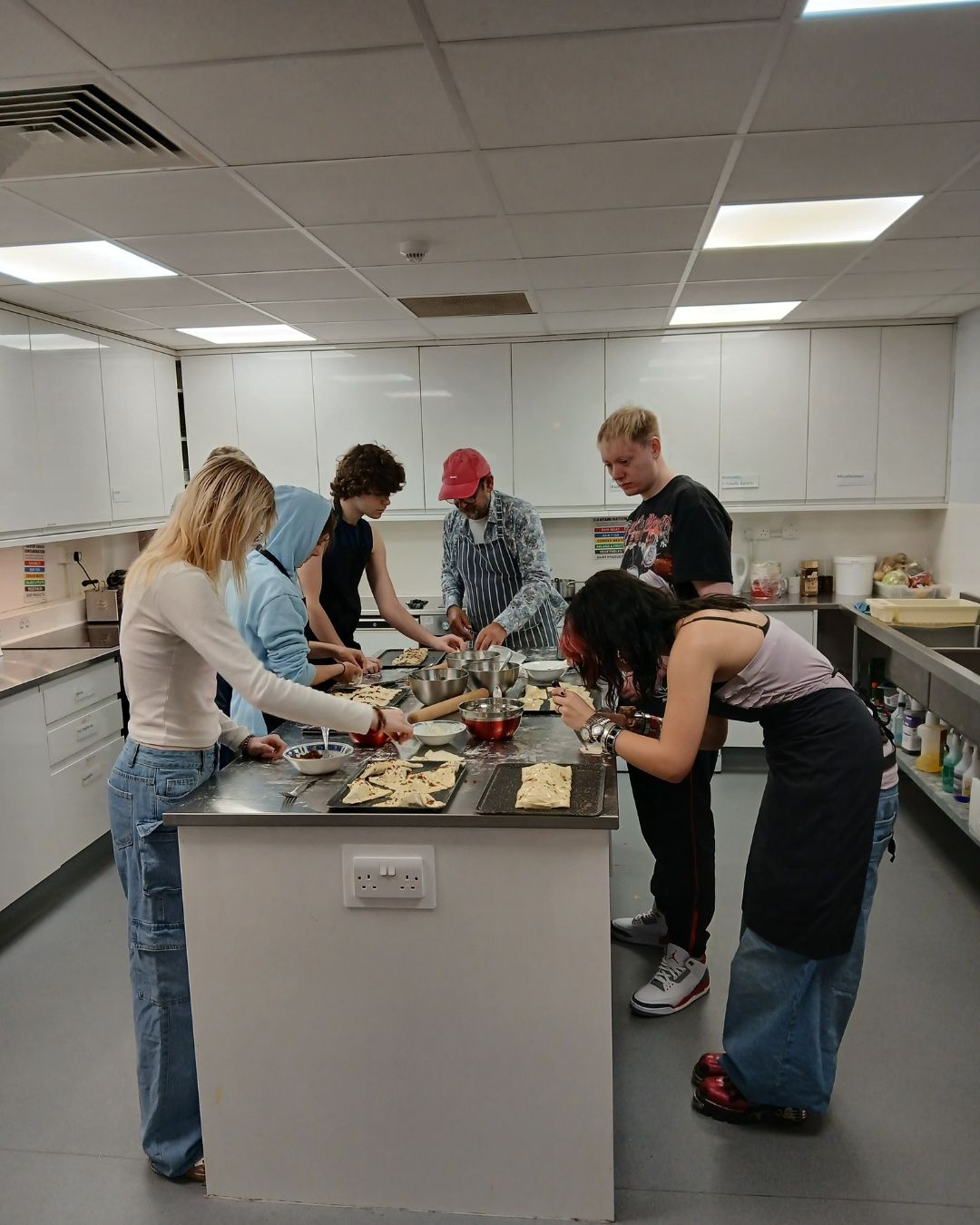 Our SafeSpace Norwich Group recently got creative in the kitchen, baking apple and jam turnovers!
A huge thank you to Steven, our amazing Hospitality Lead, for running the session! ✨
You can find out more about SafeSpace on our website (link in our BIO).