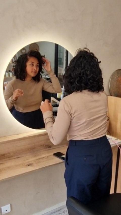 Quel plaisir quand vous arrivez avec l’envie de tout changer ! 🥰
🪄 Pour Jenny, on a raccourci, allégé et apporté un vrai renouveau.
Résultat : une coupe pleine de peps et de légèreté ✨