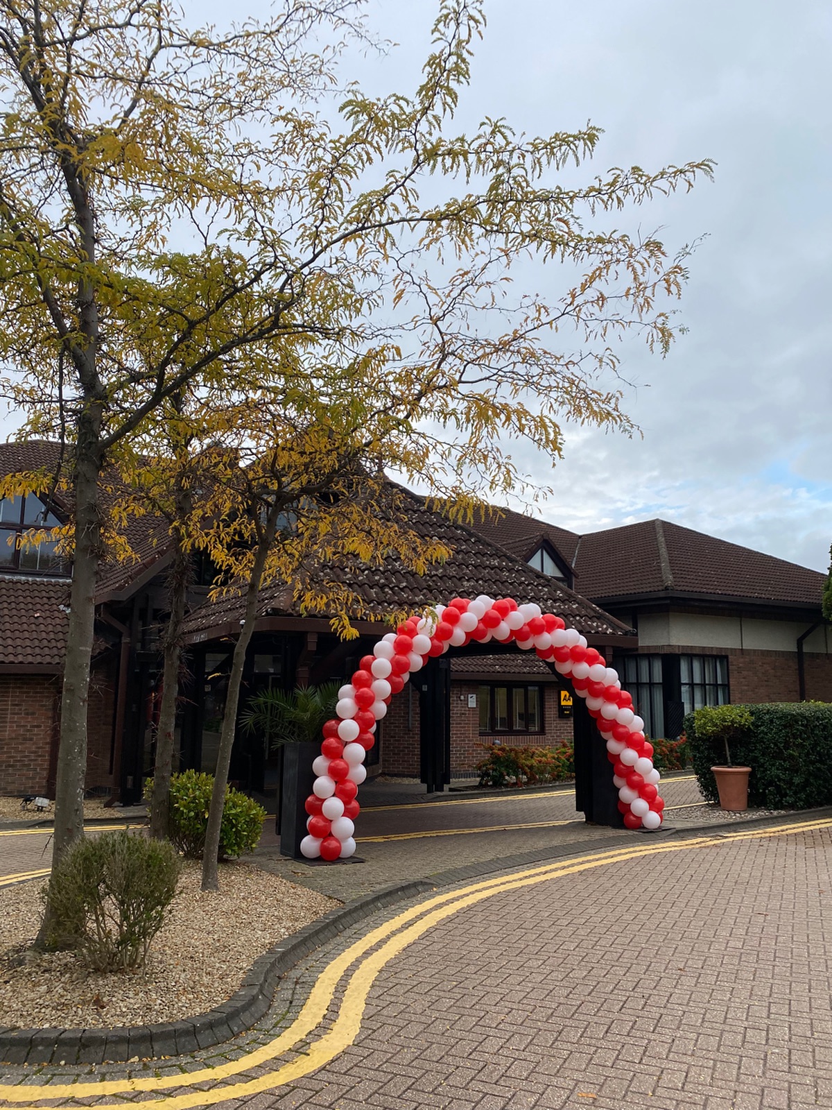 Happy to have helped @englandrugby Womens team celebrate their Semi cup final win 🎈🎈
#balloonarch #organicballoons #englandrugby #womensrugby #balloondelivery #balloonsbristol #cardiffballoons