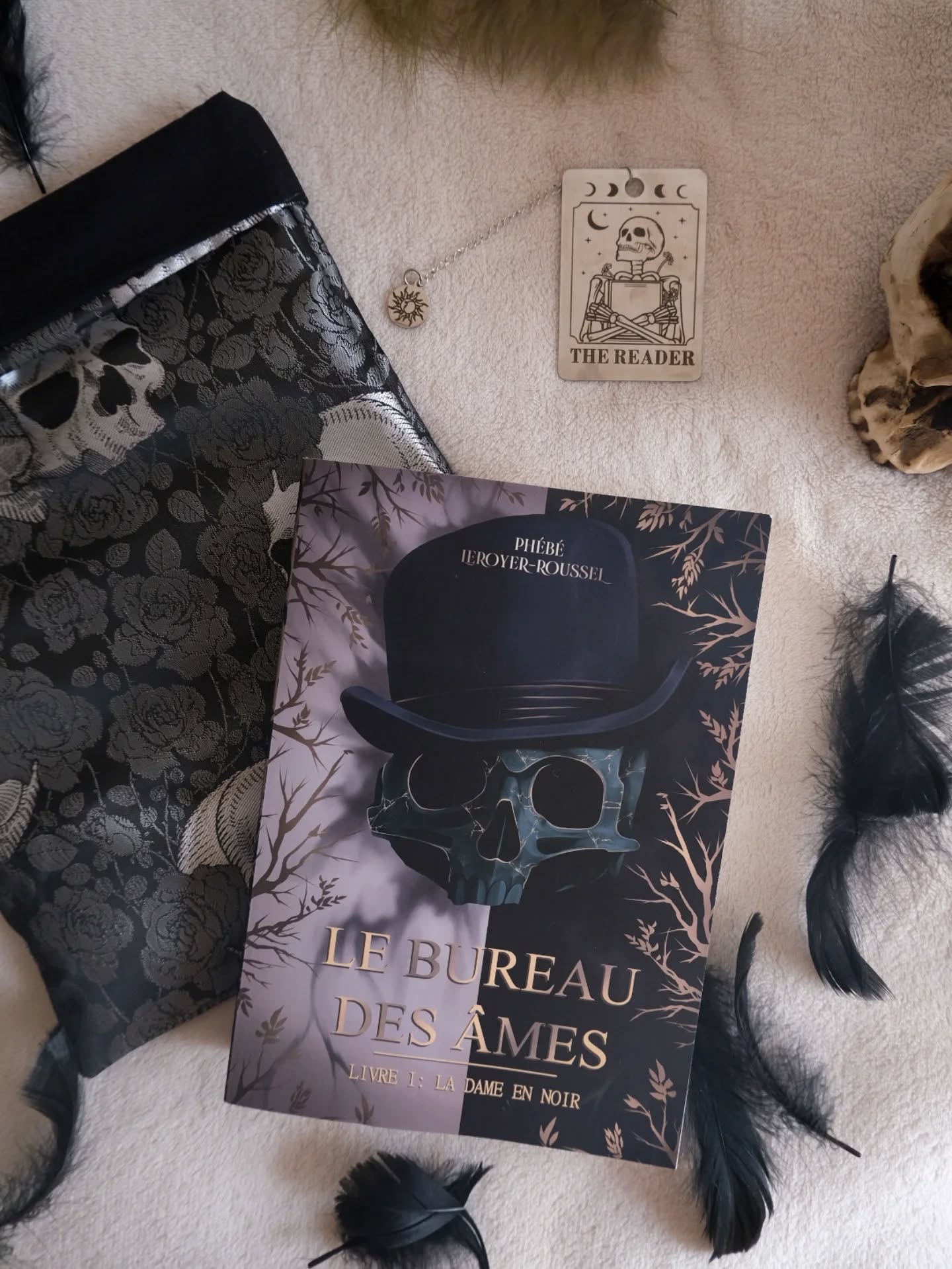 Céder mes droits à une maison d'édition n'a pas été une décision facile à prendre. La saga du Bureau a un symbolisme particulier pour moi et j'avais peur que mon bébé tombe entre de mauvaises mains.
Alors quand je vois le travail des @editions_octoquill sur cette ré-édition, je ne peux qu'être comblée !
La ME a totalement compris l'univers du Bureau. Cette édition collector est un petit bijou que je vais chérir dans ma bibliothèque 🖤
Merci encore à @mura_s_arts (qui s'occupe de la saga depuis ses premières heures en AE) pour ces couvertures d'une élégance et d'une finesse incroyables !
Un grand merci également à @coutcooning_ qui a réalisé la pochette à livre pour les préventes du collector.
Ces dernières toucheront à leur fin le 5 Octobre à minuit (heure FR). N'hésitez pas à faire un tour sur le compte Instagram de la maison d'édition pour obtenir votre édition collector (et quelques goodies en sus comme un tote bag et un marque-page "carte de tarot" - entre autre), puisque cette version limitée ne sera pas disponible en librairie.
En vous souhaitant une belle lecture, et évidemment, une bonne incarnation 💀
Mots-clés : sortie littéraire - littérature de l'imaginaire - thriller fantastique - fantasy - édition collector - roman
Hashtags: #bookstagramfrance #bookstagram #bookstagramfr #sortielittéraire #pumpkinchallenge #livre #roman #fantasy #thrillerfantastique #livreyoungadult #esoterisme #vieapreslamort