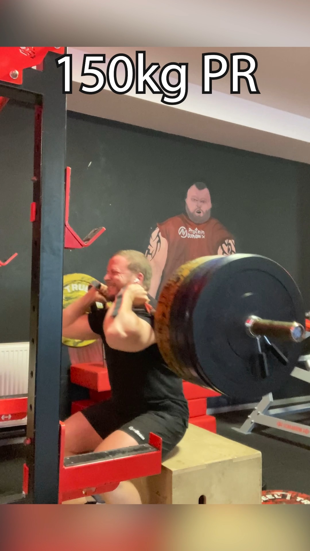 Přední dřep na střední box, velmi dobrý cvik na horní záda a střed těla, kterej fakt pomůže proti ohýbání zad u mrtvol. Silově celkem v pohodě, ale jak jsem odebral činku, tak mě trochu dusila, takže jsem se ani pořádně nenadechl než jsem šel dolu, jen tak napůl... 🔥