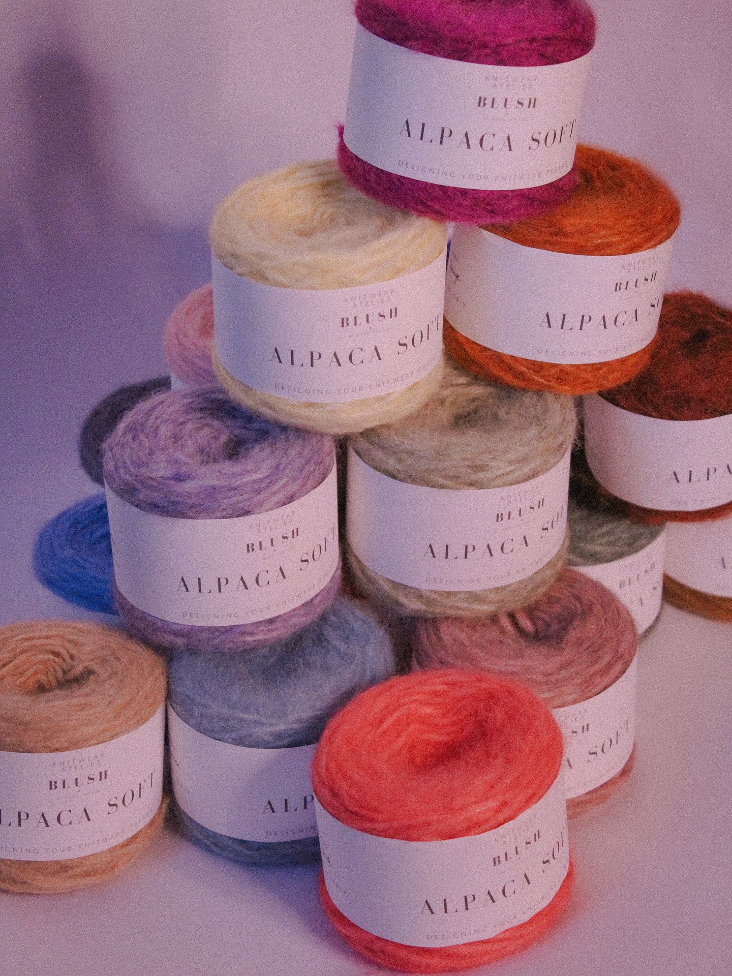 Knitting season has started 🥰 🧶
Ontdek onze favoriete alpacawol en ga zelf aan de slag om je favoriete sjaal of trui te breien deze herfst.
#knitwear #knitting #knittersgonnaknit #knitwool #knitweardesigner #knitter #knitting #knitinspiration