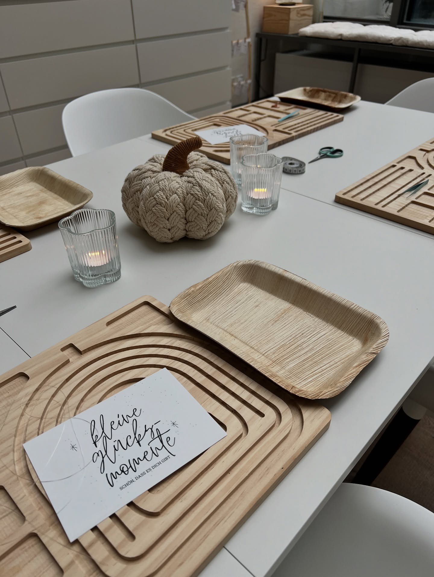 Gestern durfte ich einen wunderbaren Workshop mit tollen Teilnehmer:innen begleiten – sogar eine ganze Familie war dabei und hat gemeinsam kreative Quality Time erlebt. ✨
Es sind einzigartige Armbänder und Halsketten entstanden, die jede Persönlichkeit zum Strahlen bringen.
💎 Wenn auch Du Dein eigenes Schmuckstück kreieren und etwas ganz Besonderes tragen möchtest, findest Du die nächsten Workshop-Daten über den Link in meiner Bio.
#handmadewithlove #kreativsein #doityourselfschmuck #diyinspiration #funkenimalltag #kreativworkshop #glücksarmband #unikatschmuck #schmuckdesign #funkeleigentlich